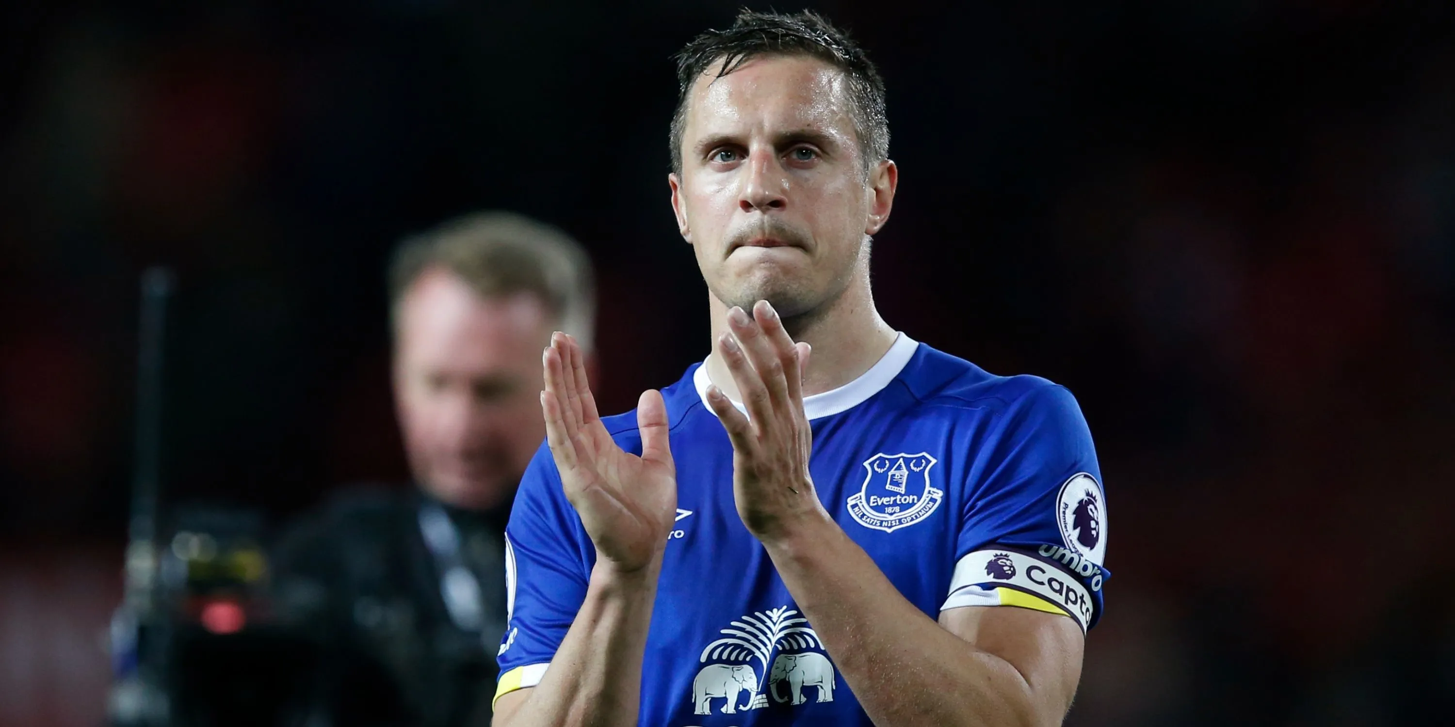 Đội trưởng Phil Jagielka của Everton, nổi tiếng với cả những bàn thắng đẹp và pha phản lưới nhà
