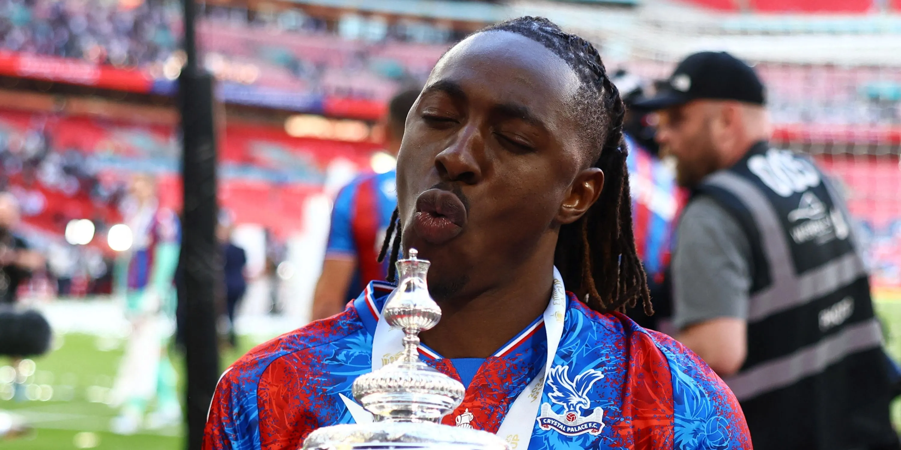 Eberechi Eze ăn mừng cùng đồng đội Crystal Palace với danh hiệu