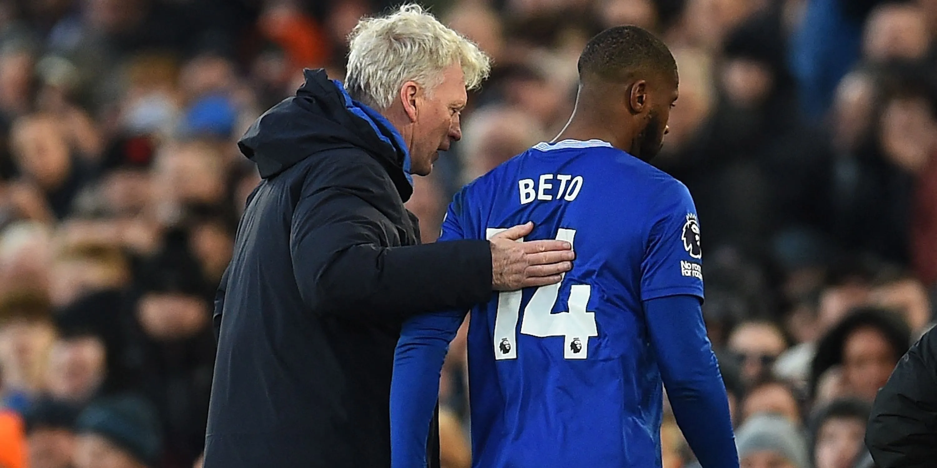 HLV David Moyes và tiền đạo Beto của Everton sau trận đấu