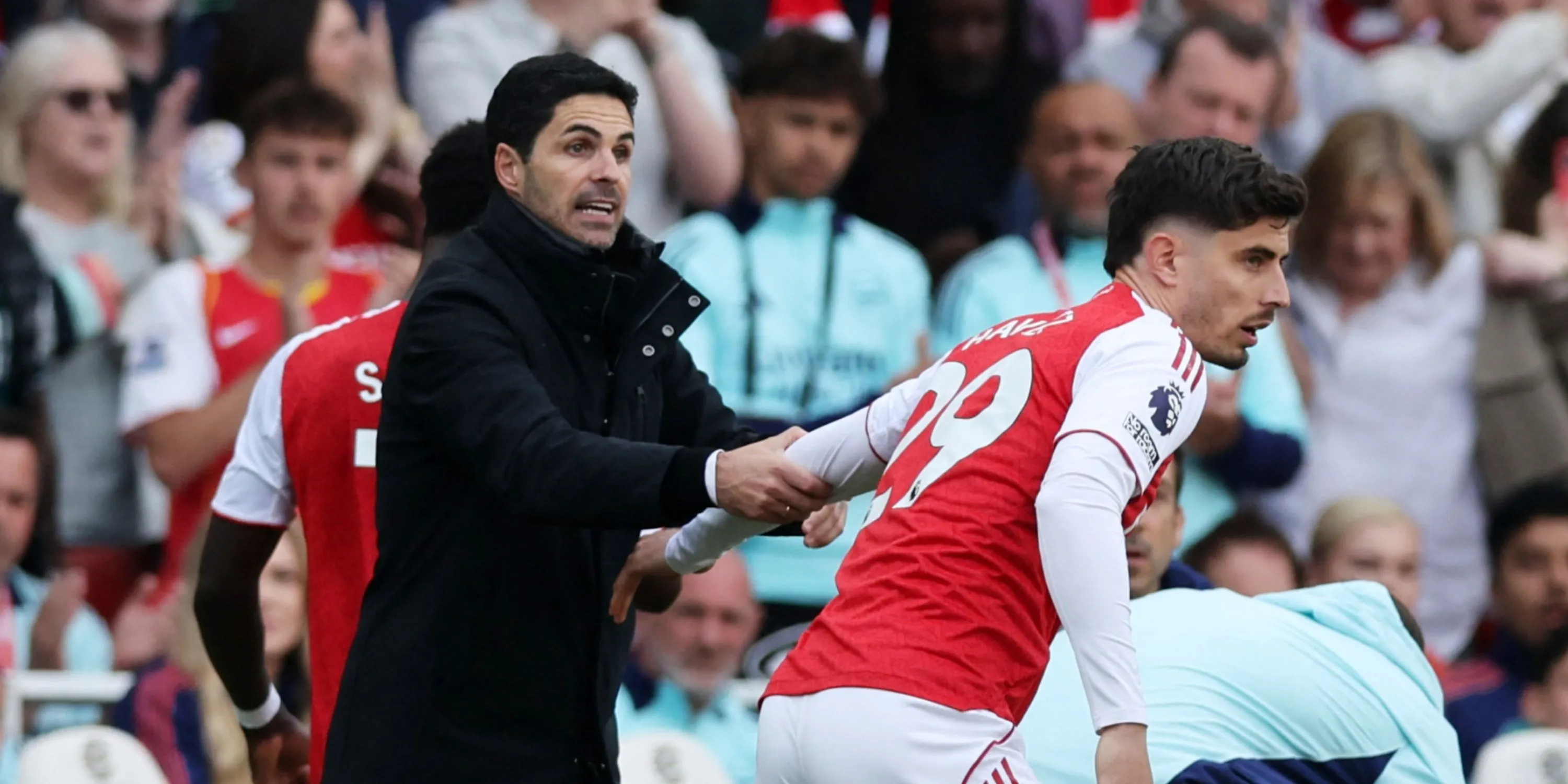 HLV Mikel Arteta đứng cạnh Kai Havertz tại sân tập, thể hiện sự hỗ trợ và chứng kiến quá trình phục hồi và thay đổi thể chất của cầu thủ người Đức