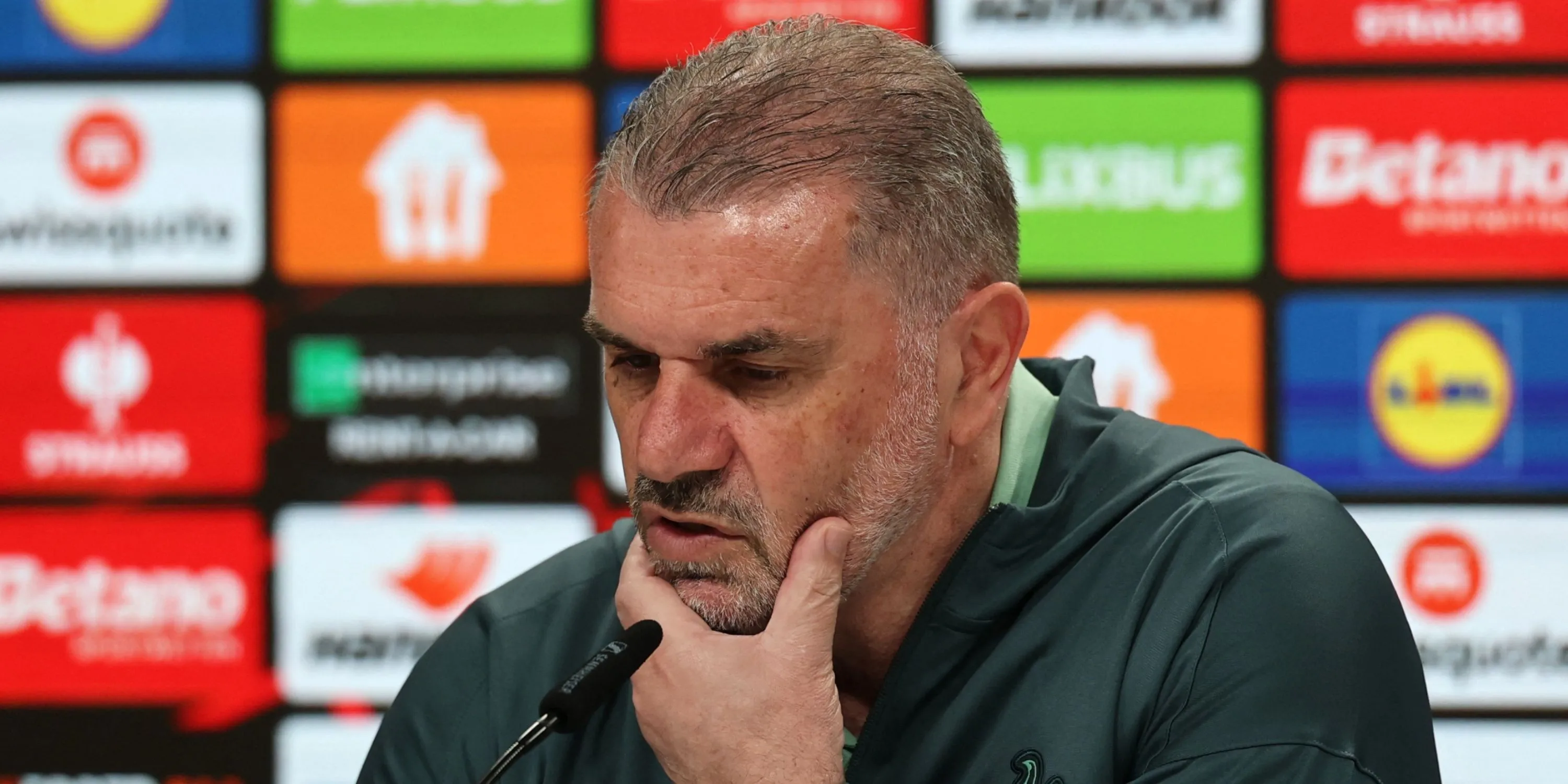 HLV Tottenham Ange Postecoglou thể hiện sự tập trung trước trận chung kết Europa League, bất chấp tin đồn về tương lai