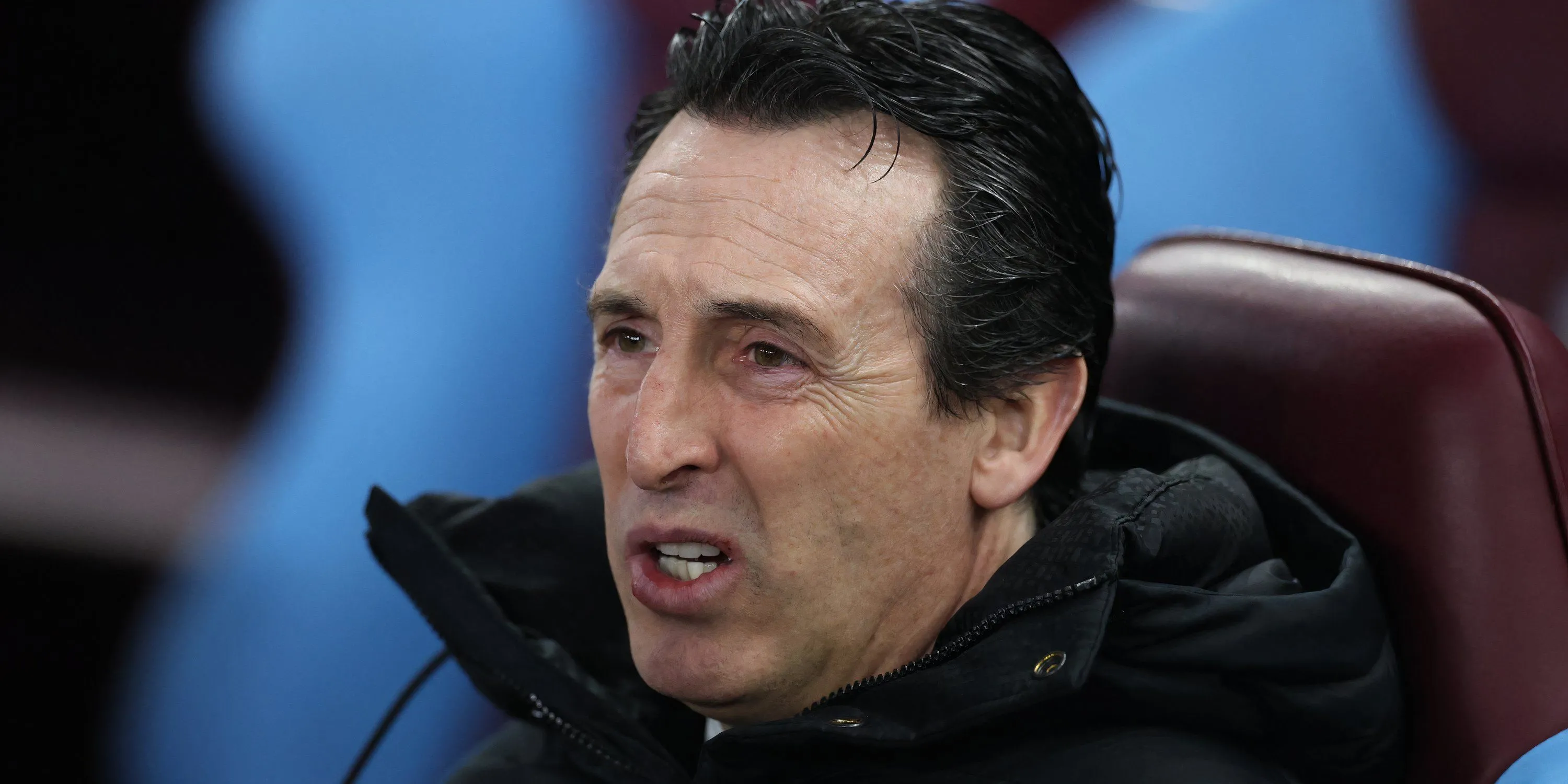 HLV Unai Emery của Aston Villa chỉ đạo chiến thuật bên đường biên