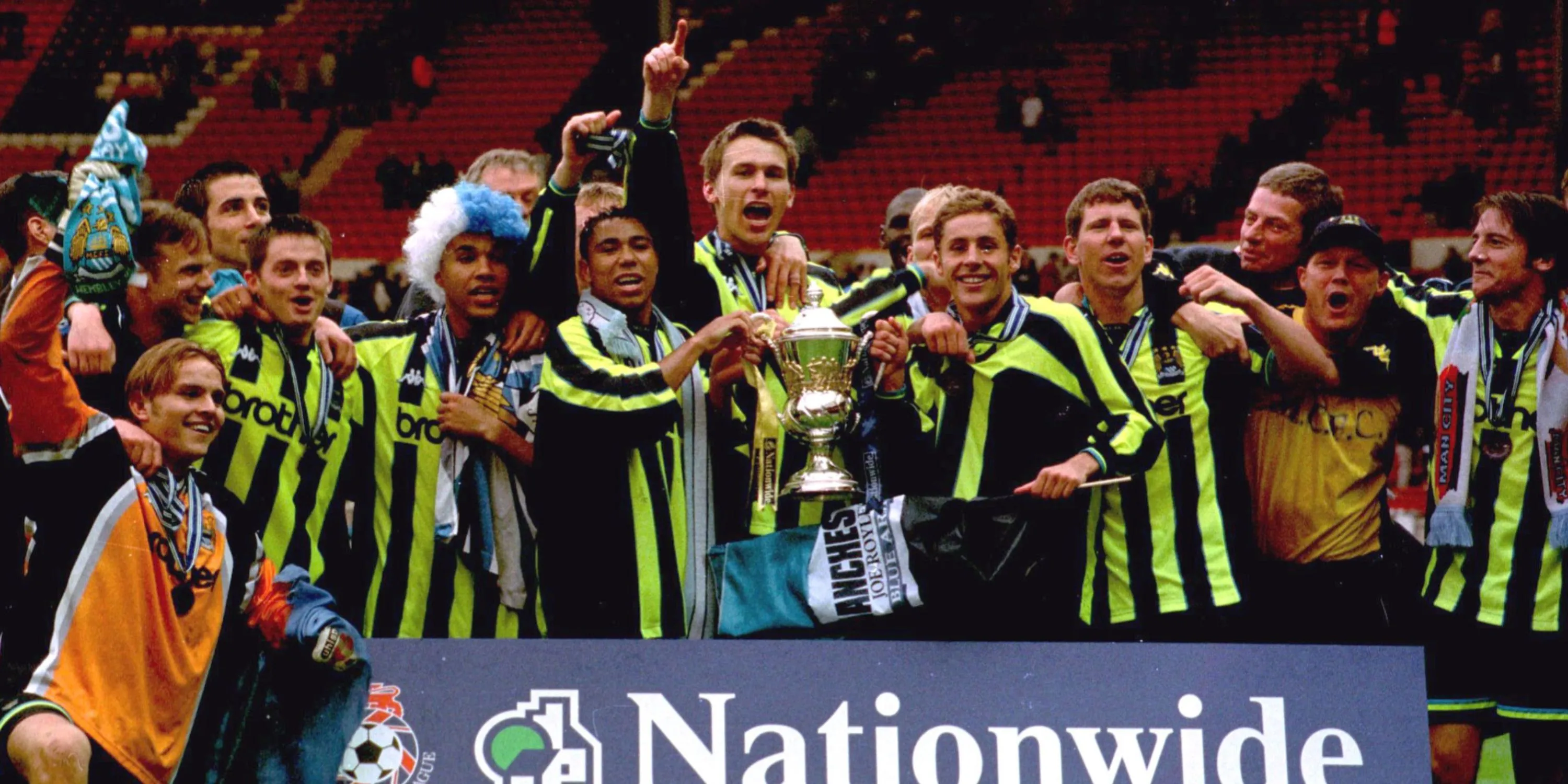 Man City ăn mừng chiến thắng play-off nghẹt thở, mở đường thăng hạng Ngoại hạng Anh