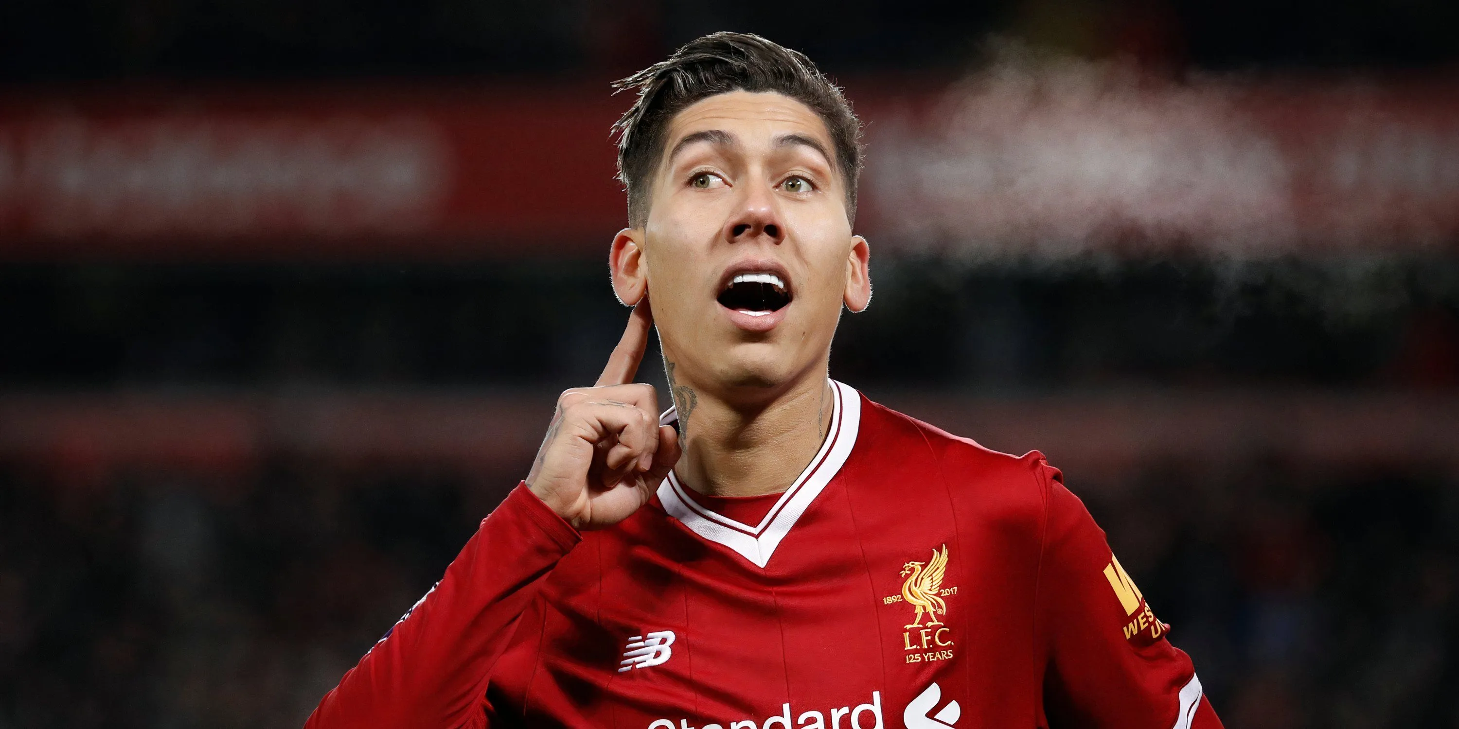 Roberto Firmino ăn mừng bàn thắng cho Liverpool tại Ngoại hạng Anh
