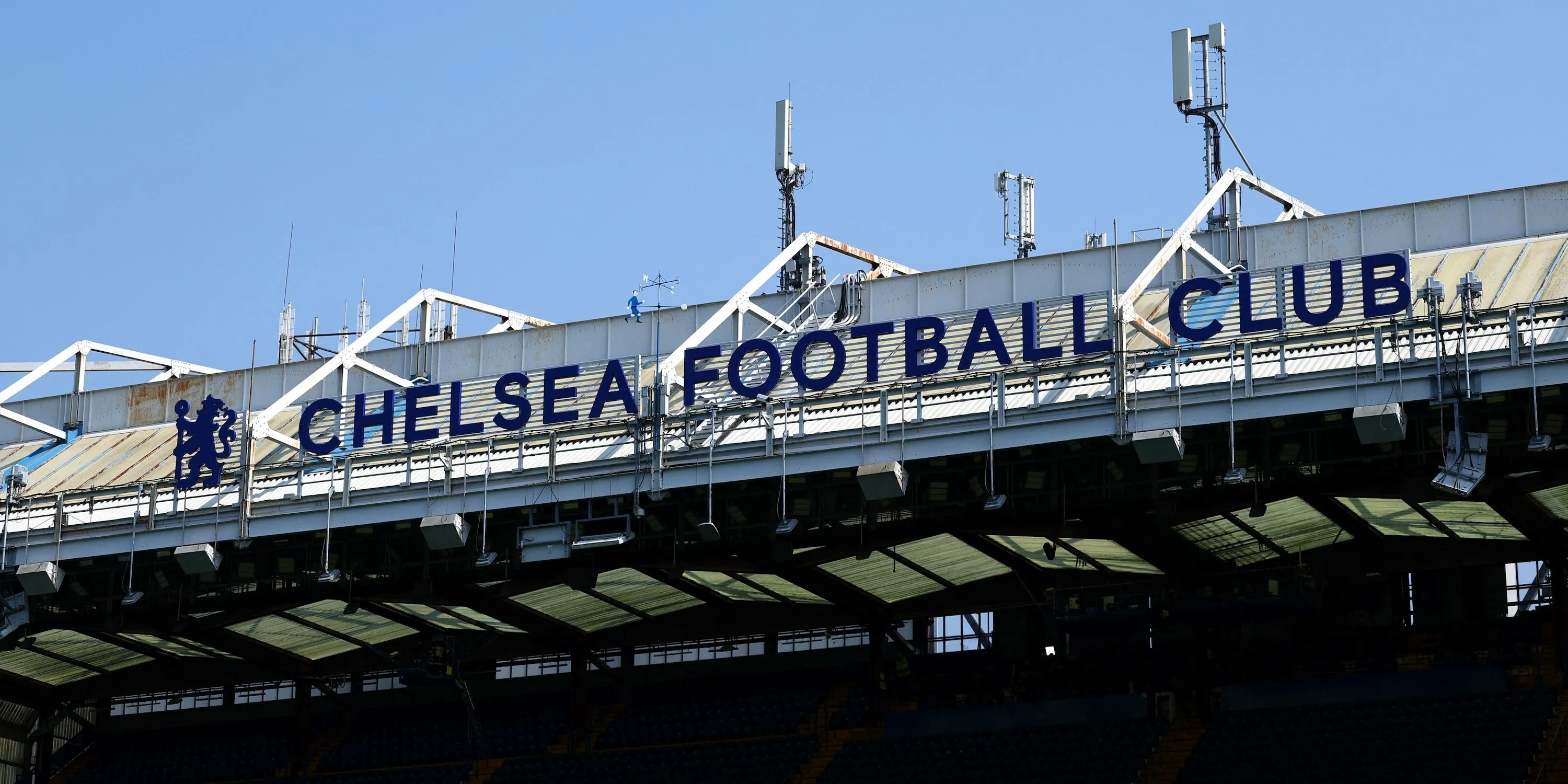 Sân vận động Stamford Bridge, sân nhà của Chelsea, một trong những CLB lớn ở Ngoại hạng Anh tích cực trên thị trường chuyển nhượng