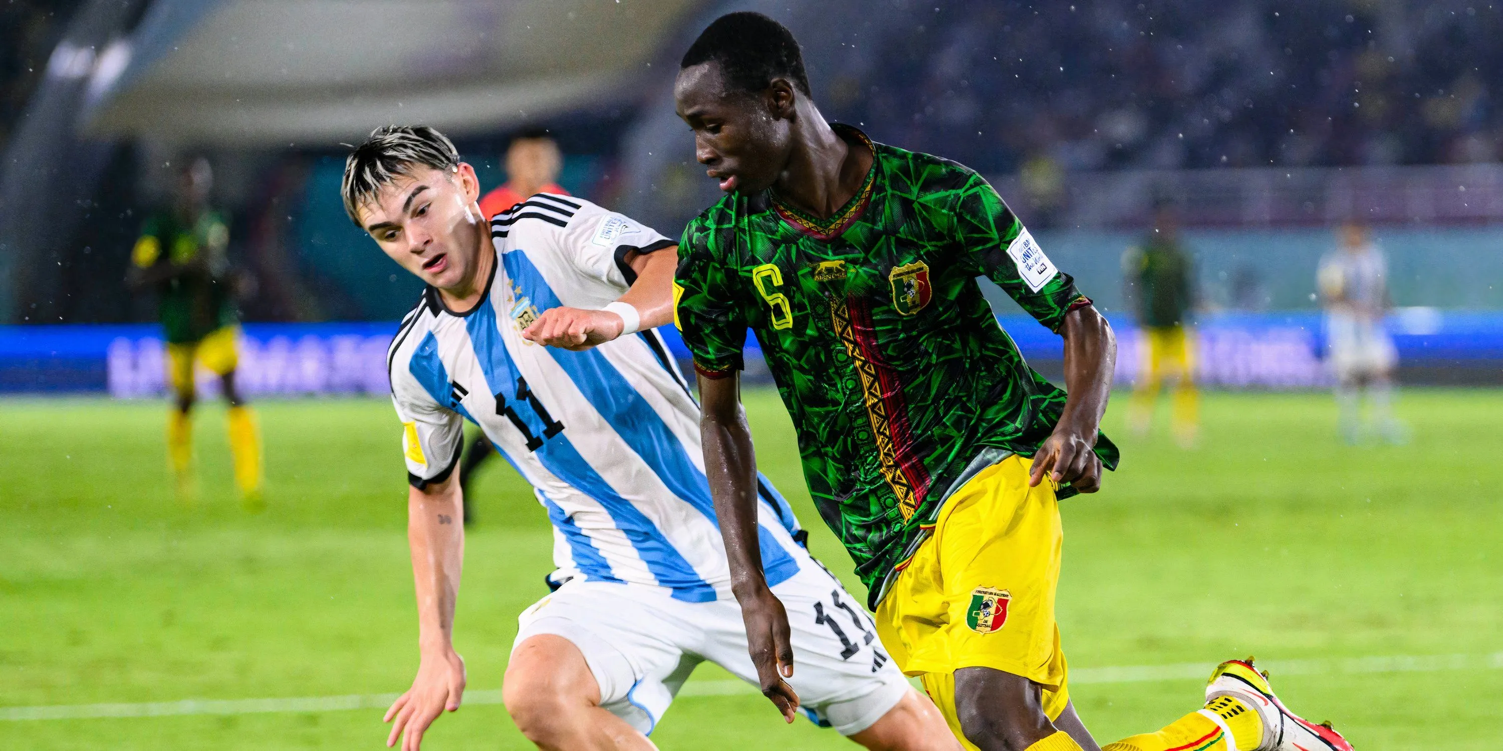 Tài năng trẻ Sekou Kone trong một pha tranh chấp bóng quyết liệt khi thi đấu cho đội U17 Mali, thể hiện tiềm năng trở thành tiền vệ trung tâm hàng đầu.