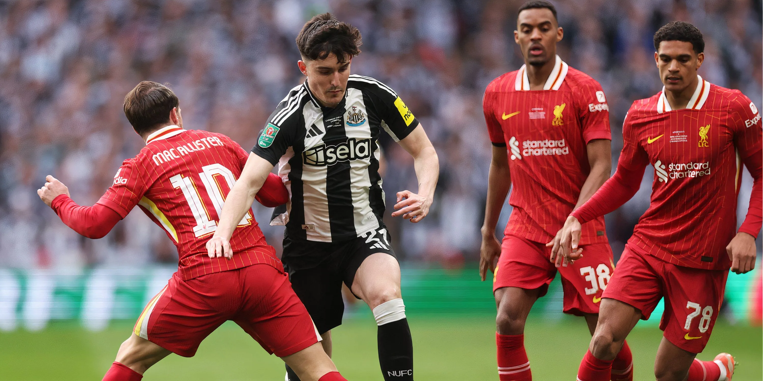 Tino Livramento tranh chấp với Alexis Mac Allister trong trận đấu ở Premier League