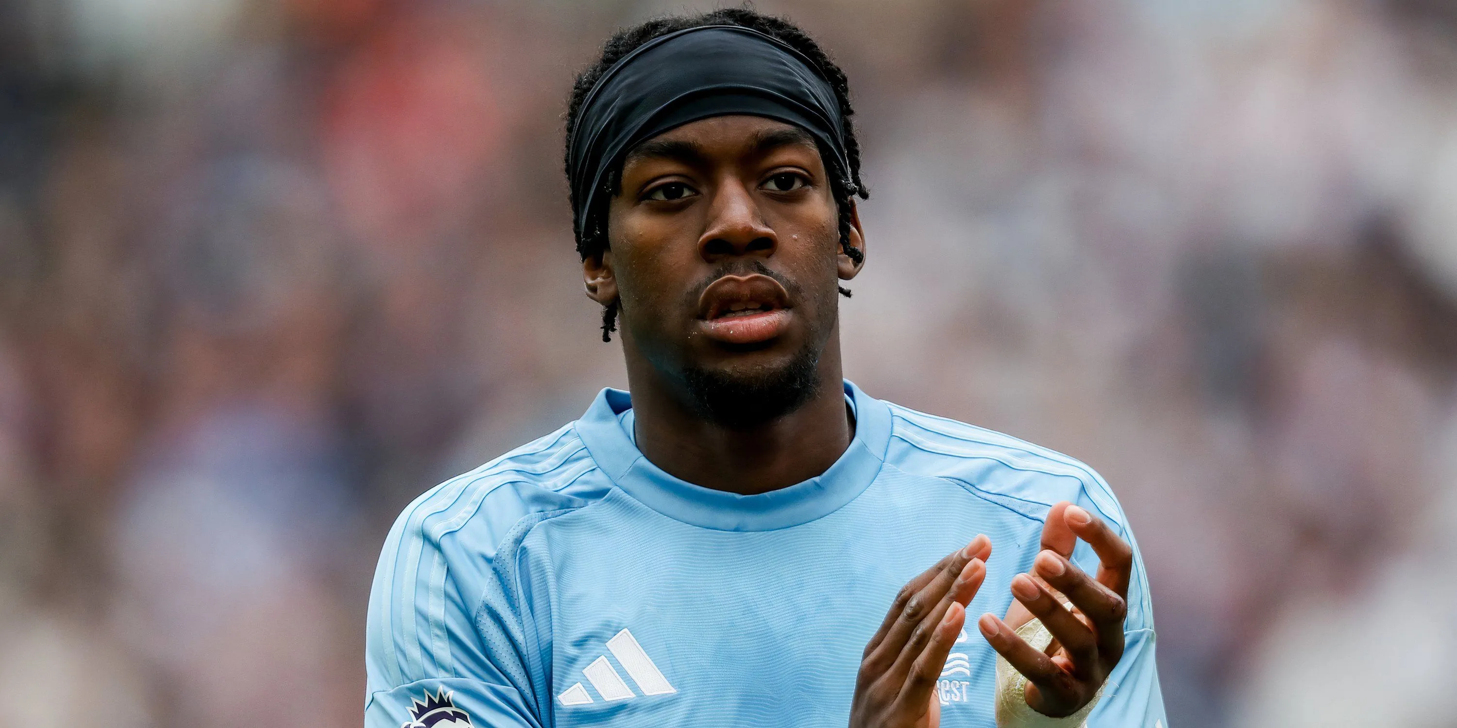 Anthony Elanga vẫy tay chào người hâm mộ Nottingham Forest sau trận đấu