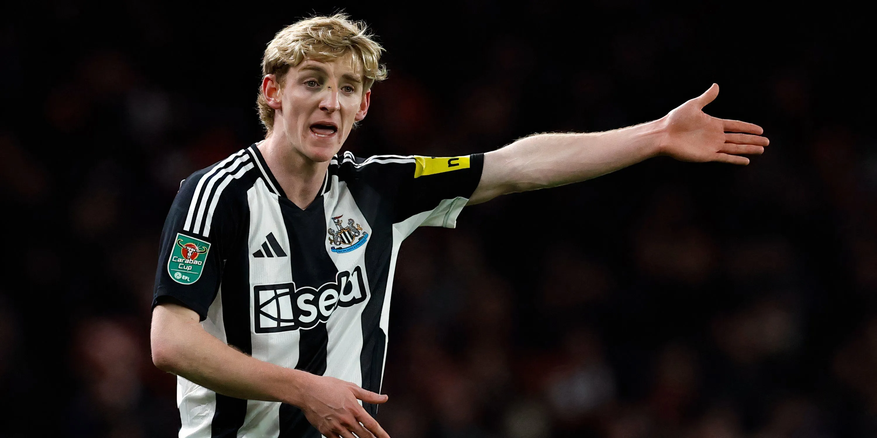 Anthony Gordon trong màu áo Newcastle United thi đấu tại Ngoại hạng Anh