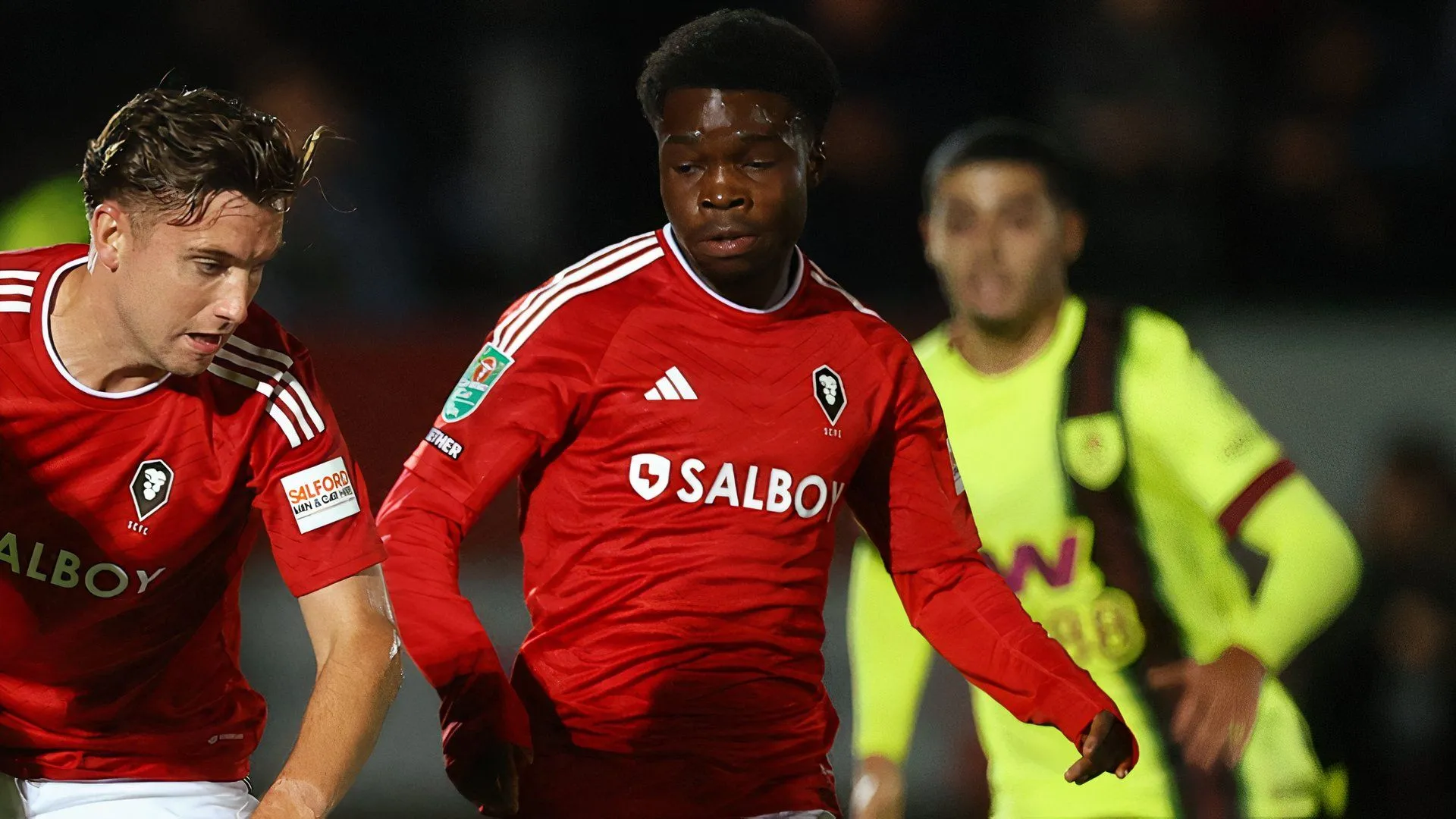 Cầu thủ trẻ Kelly N'Mai của Salford City, mục tiêu chuyển nhượng tại bóng đá Anh