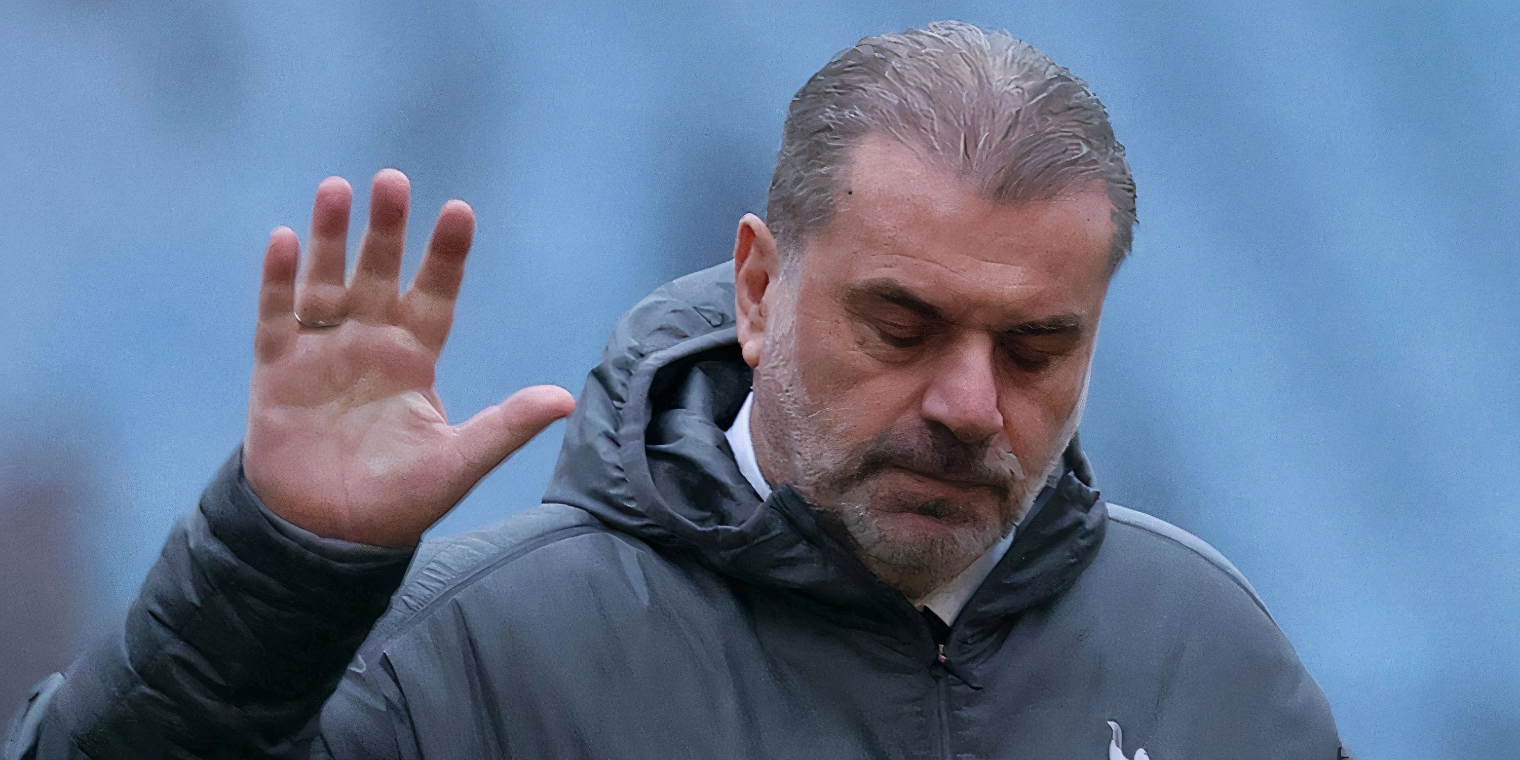 HLV Ange Postecoglou của Tottenham giơ tay chỉ đạo trận đấu Ngoại hạng Anh