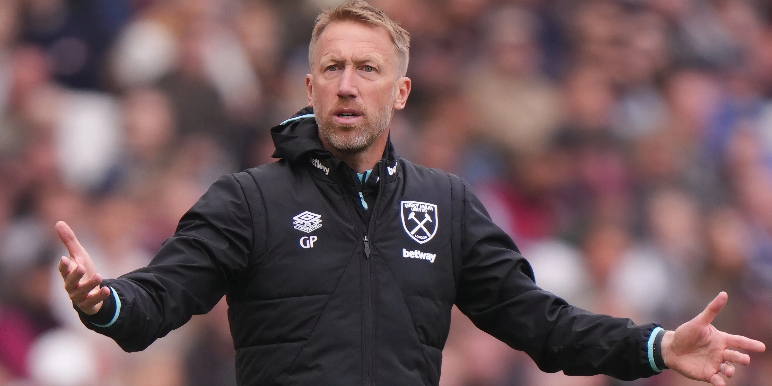 HLV Graham Potter chỉ đạo trên sân, liên quan đến kế hoạch chuyển nhượng West Ham