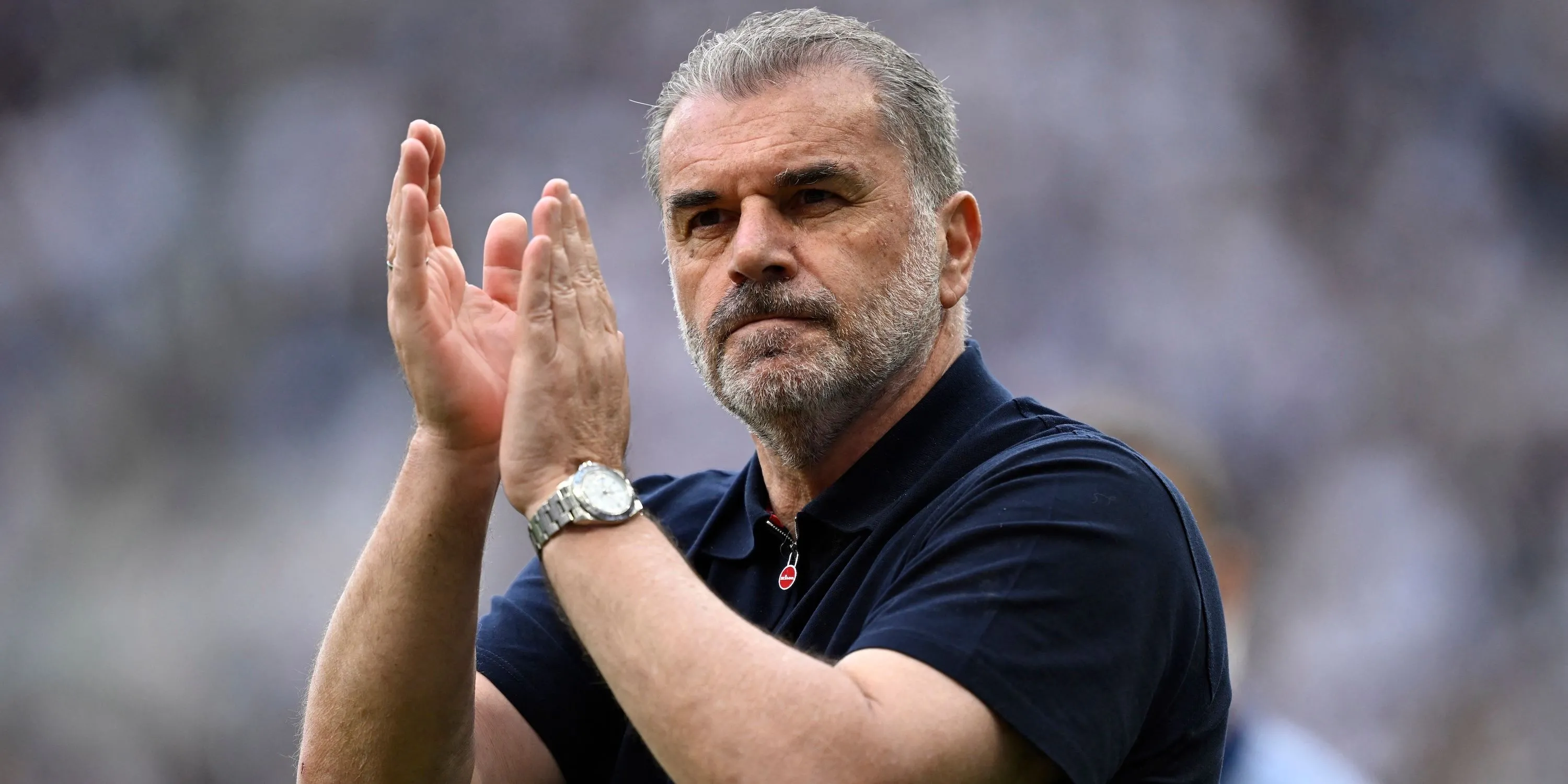 HLV Tottenham Hotspur Ange Postecoglou vẫy tay chào người hâm mộ sau trận đấu
