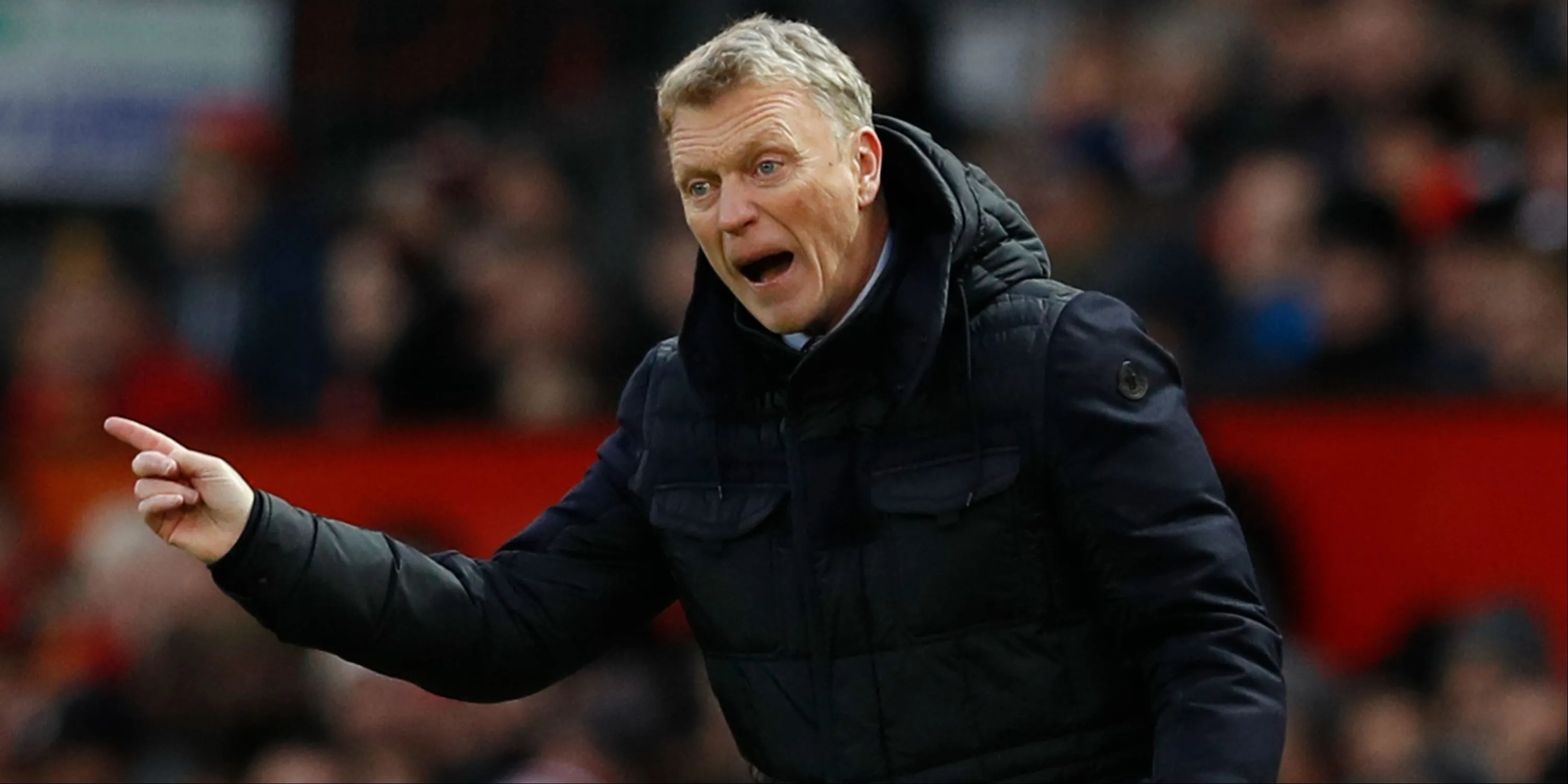 Huấn luyện viên David Moyes trên sân, đại diện cho những bộ óc chiến thuật xây dựng hàng thủ vững chắc tại Premier League