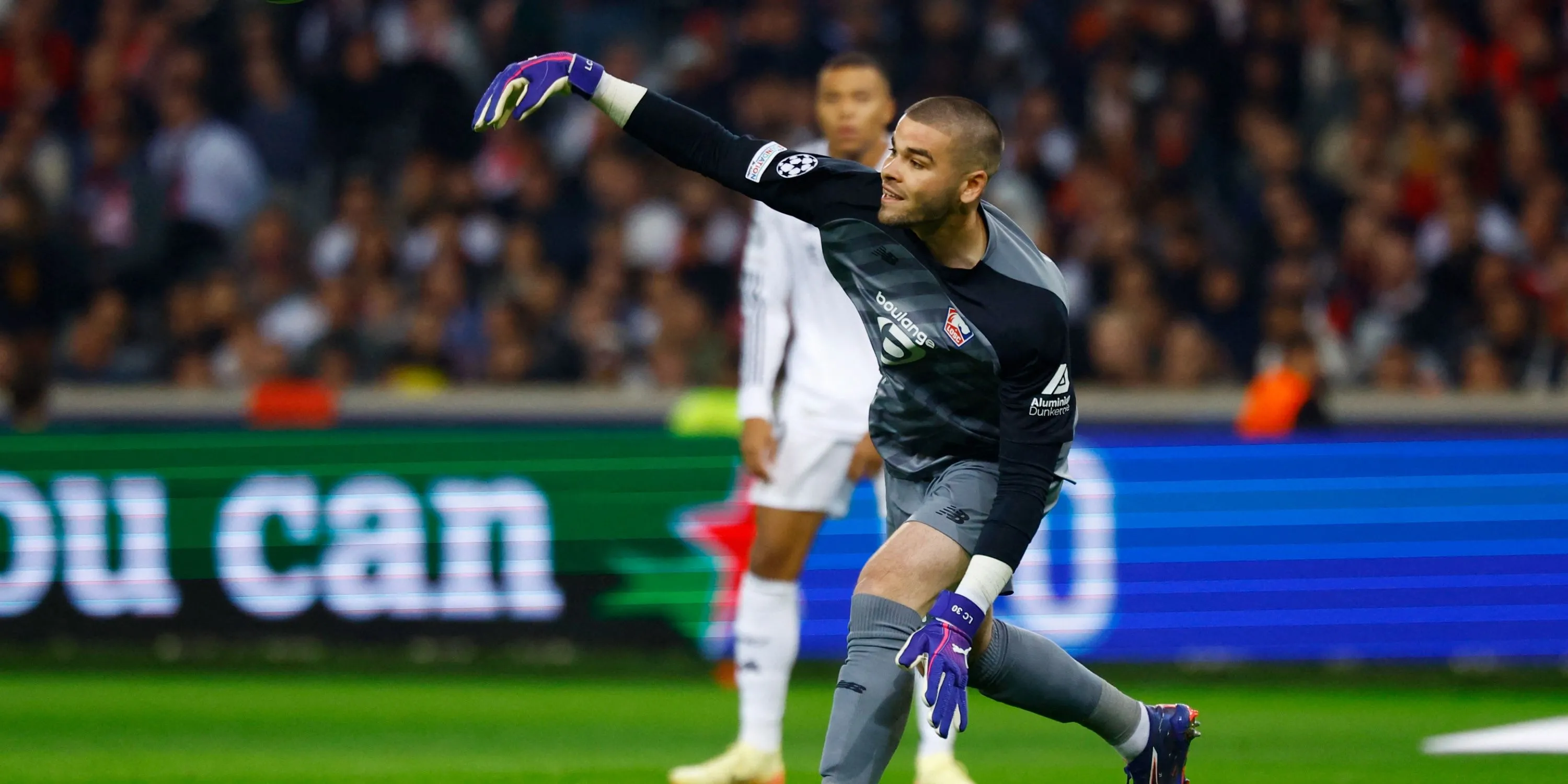 Thủ môn Lucas Chevalier thi đấu ấn tượng tại Ligue 1, thể hiện khả năng cứu thua và chơi chân vượt trội