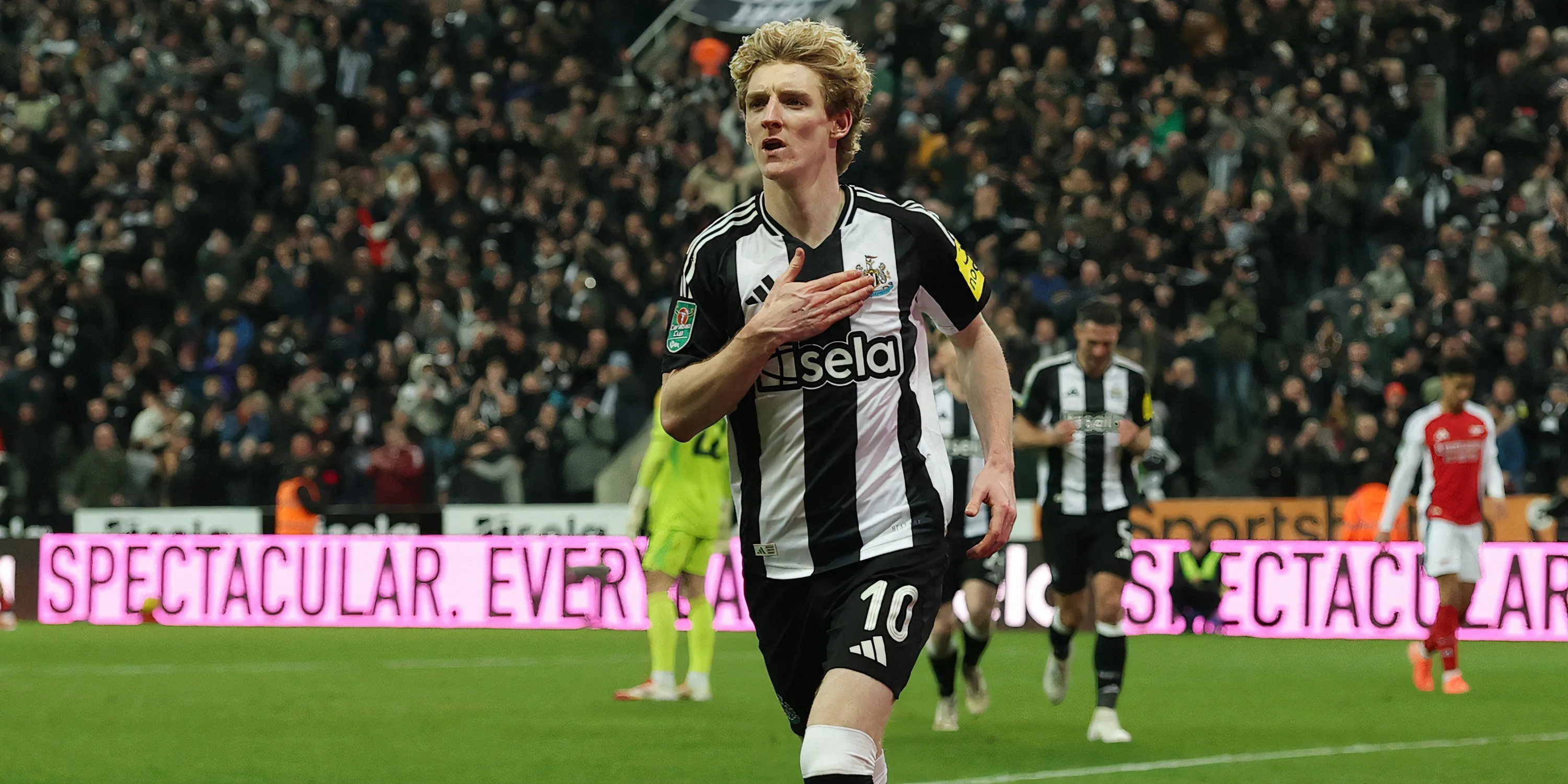 Tiền đạo Anthony Gordon của Newcastle và HLV Howe