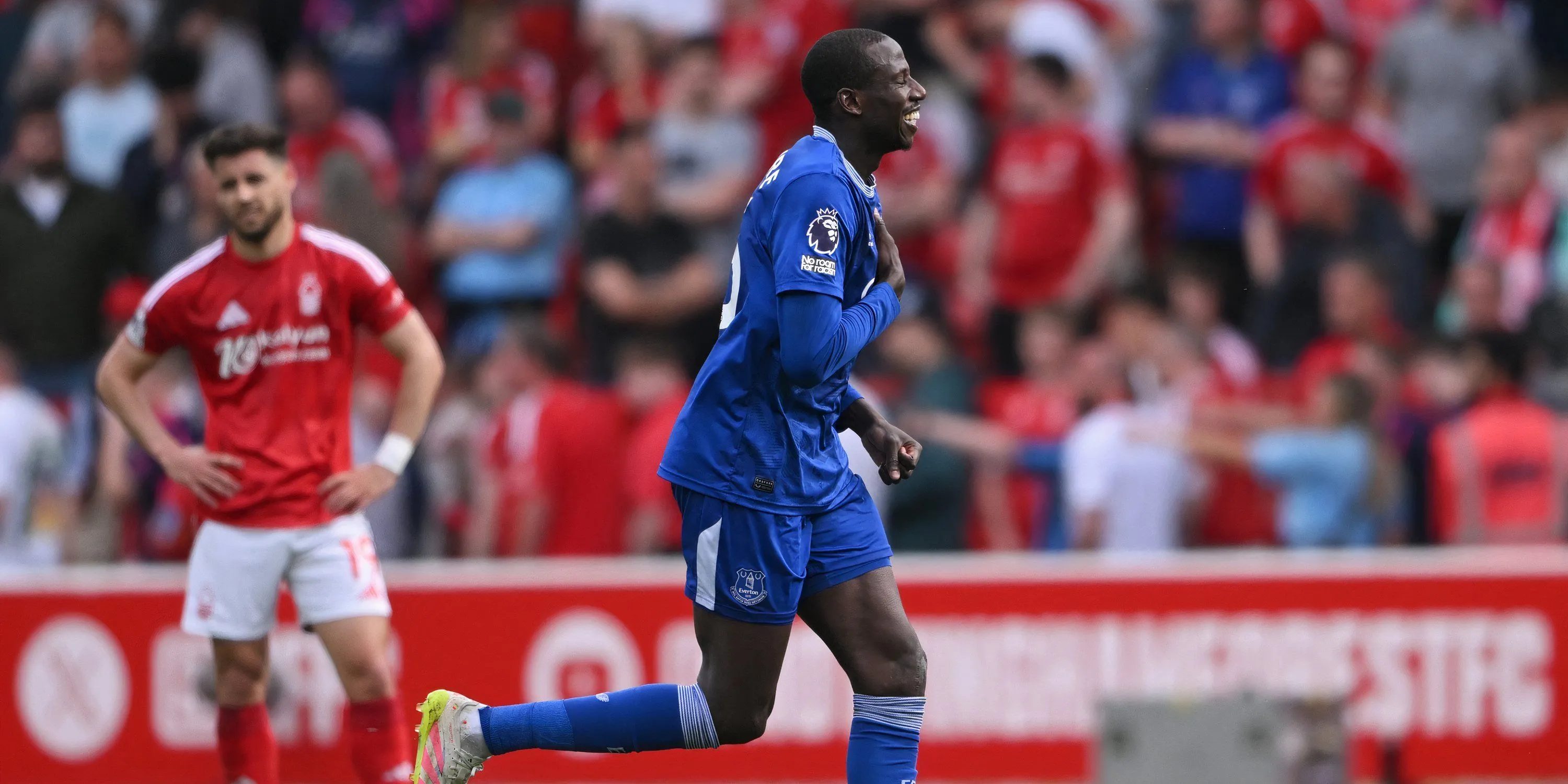 Tiền vệ Abdoulaye Doucoure trong màu áo Everton