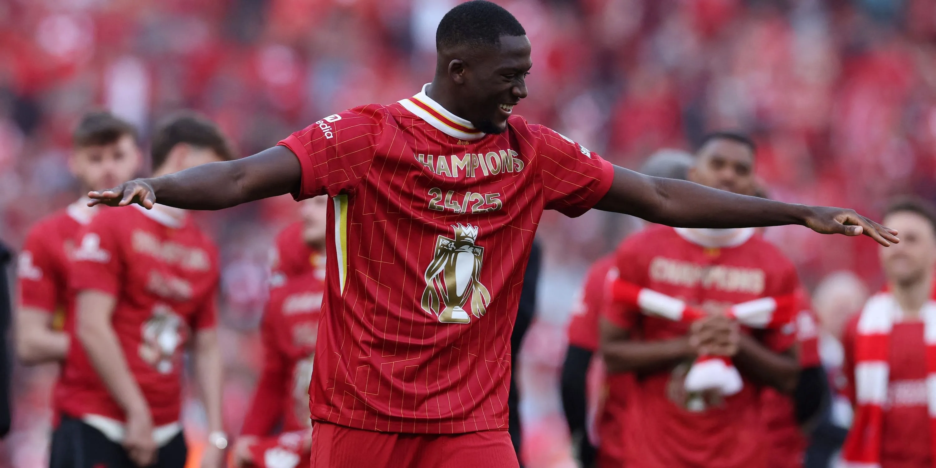 Trung vệ Ibrahima Konate của Liverpool ăn mừng chức vô địch Premier League