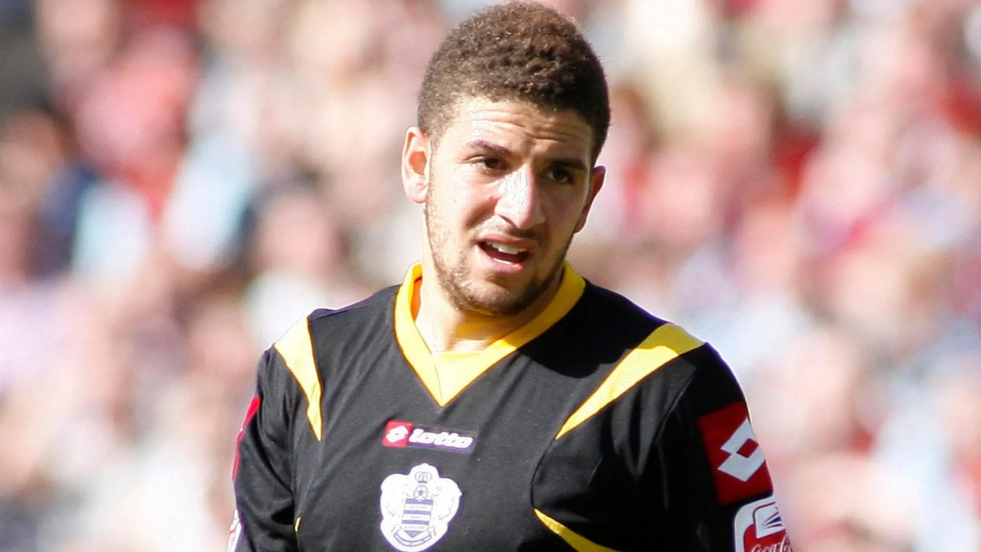 Adel Taarabt, phù thủy kỹ thuật của Queens Park Rangers, trong một khoảnh khắc thi đấu đầy cảm hứng, người đã có mùa giải xuất sắc nhất lịch sử Championship với 19 bàn và 21 kiến tạo.