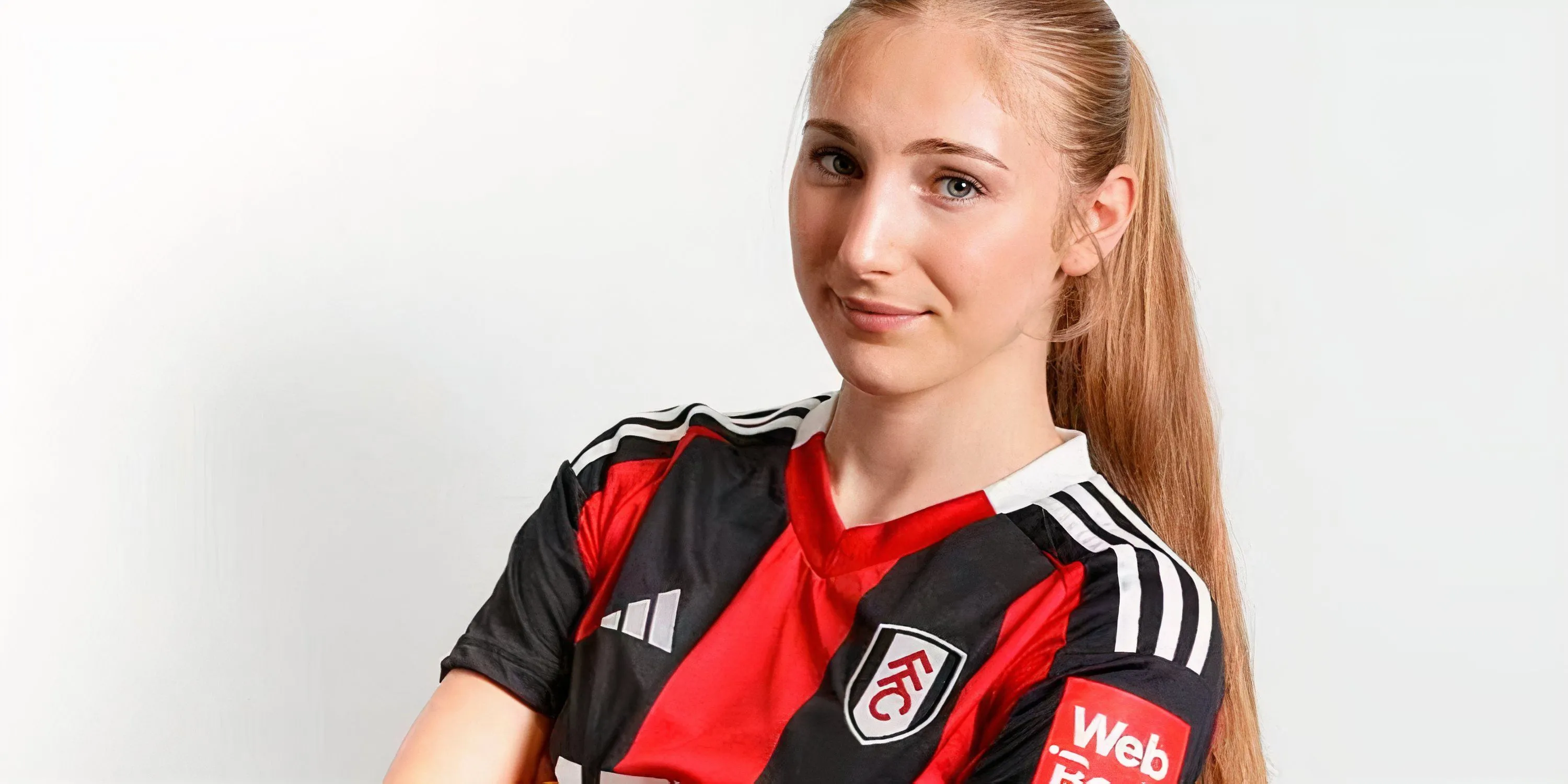 Adela Cechova, con gái Petr Cech, hậu vệ trẻ tài năng của học viện Fulham và đội tuyển U17 Séc
