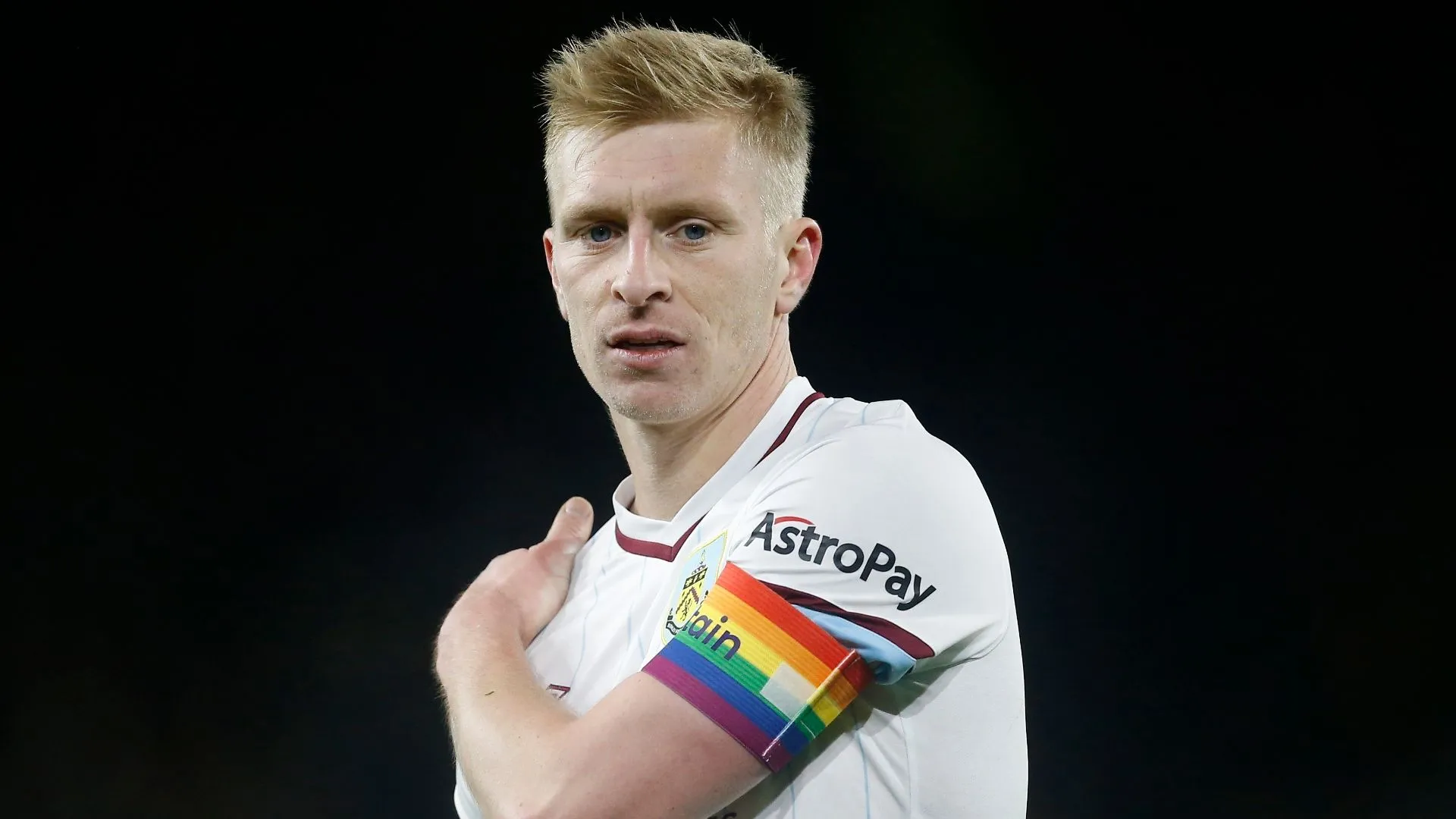 Ben Mee, trung vệ kỳ cựu của Burnley, trong một pha tranh chấp bóng, thể hiện sự chắc chắn và kinh nghiệm đã giúp anh hai lần thăng hạng Premier League từ Championship.