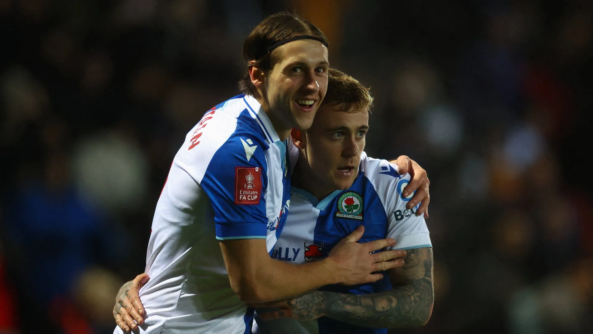 Callum Brittain (phải) trong màu áo Blackburn Rovers, một trong nhiều hậu vệ cánh được săn đón trên thị trường chuyển nhượng bóng đá Anh.
