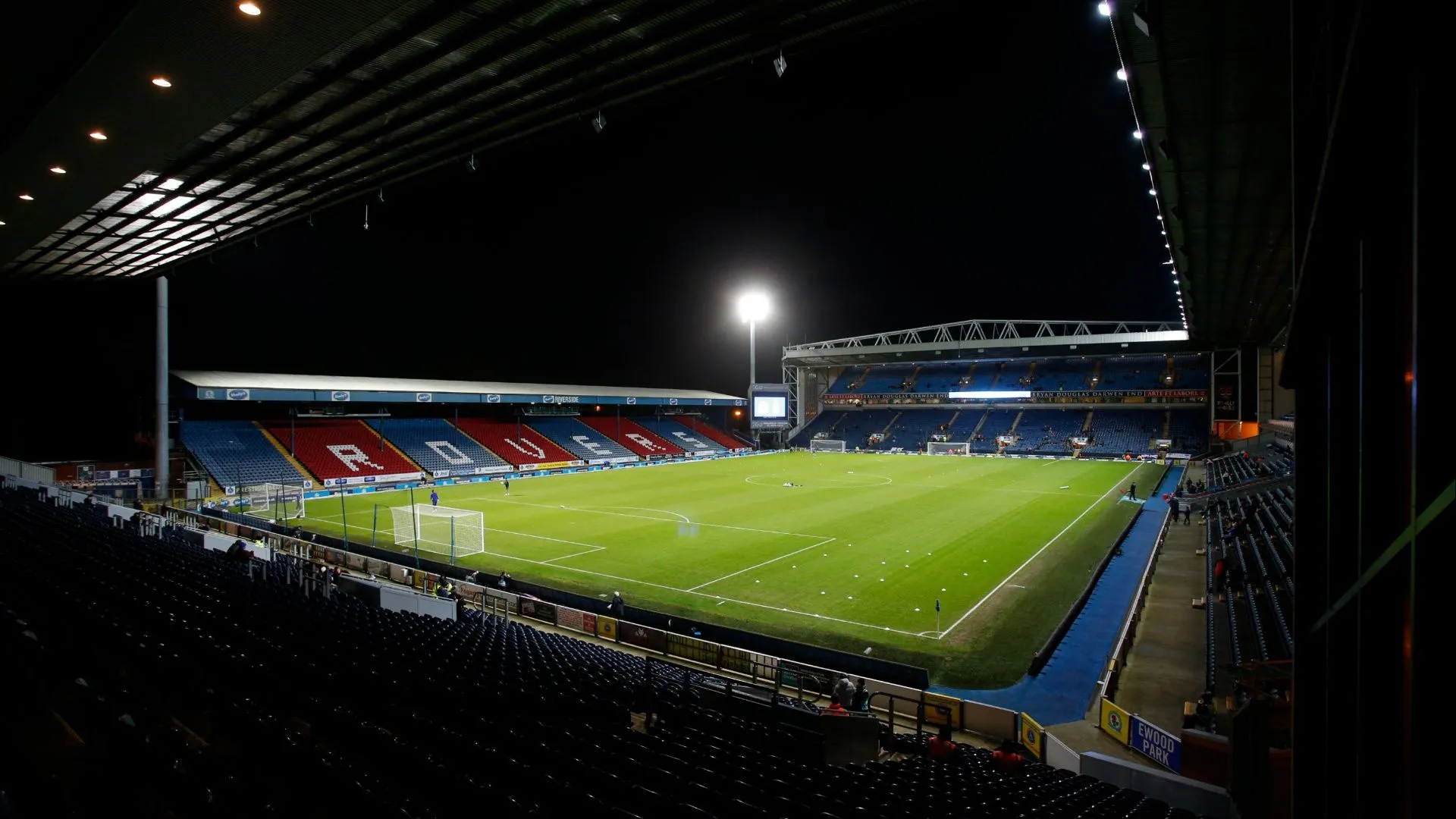 Cầu thủ Blackburn Rovers trên sân Ewood Park