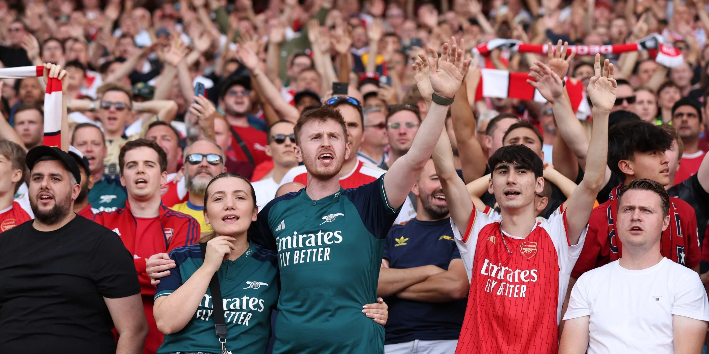 Cổ động viên Arsenal cùng nhau hát vang ca khúc 'The Angel (North London Forever)', tạo nên không khí sôi động tại Emirates.