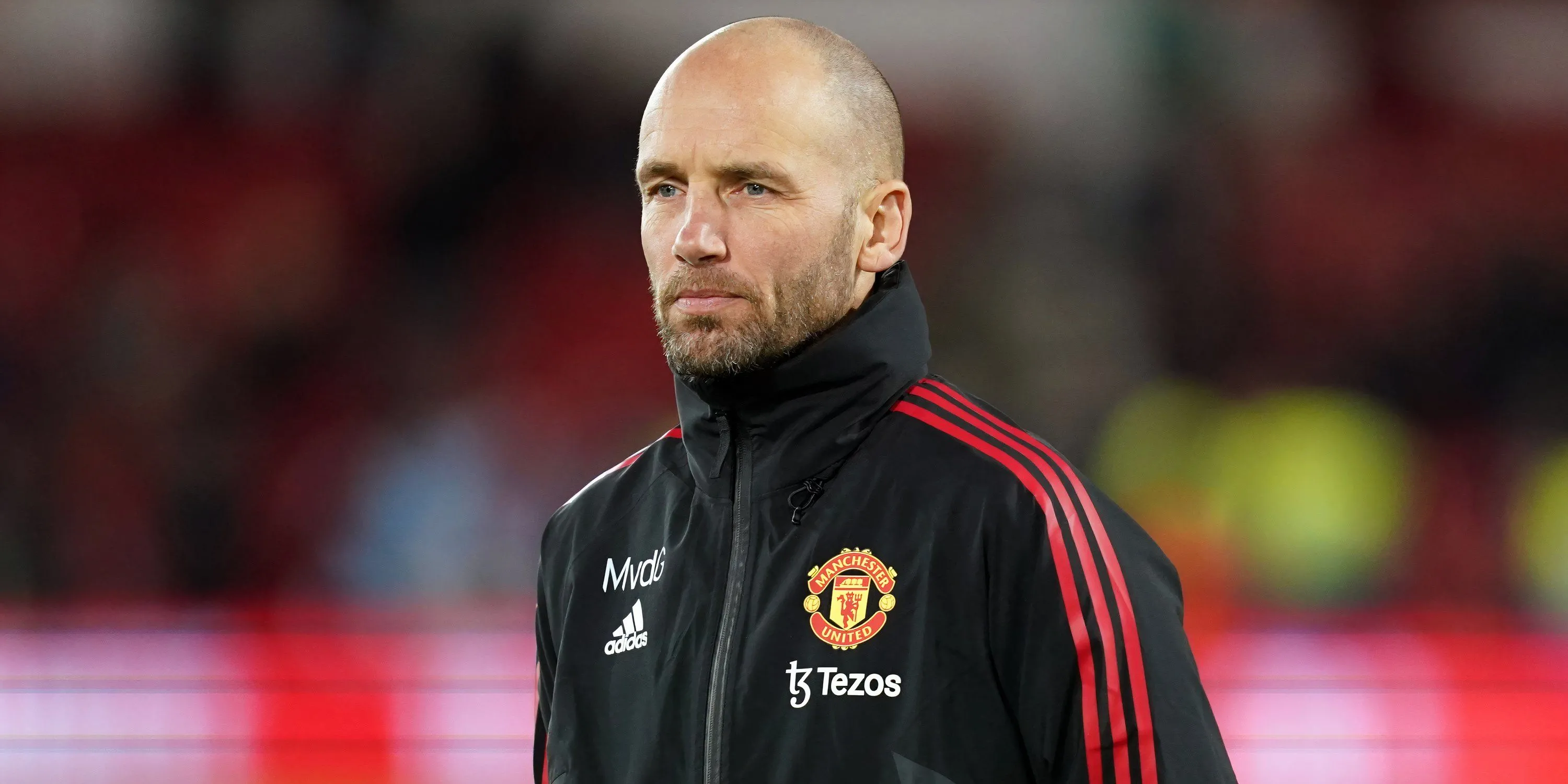 Cựu trợ lý Manchester United Mitchell van der Gaag, người từng đối mặt với thử thách sức khỏe, vẫn giữ vững niềm đam mê với bóng đá Anh