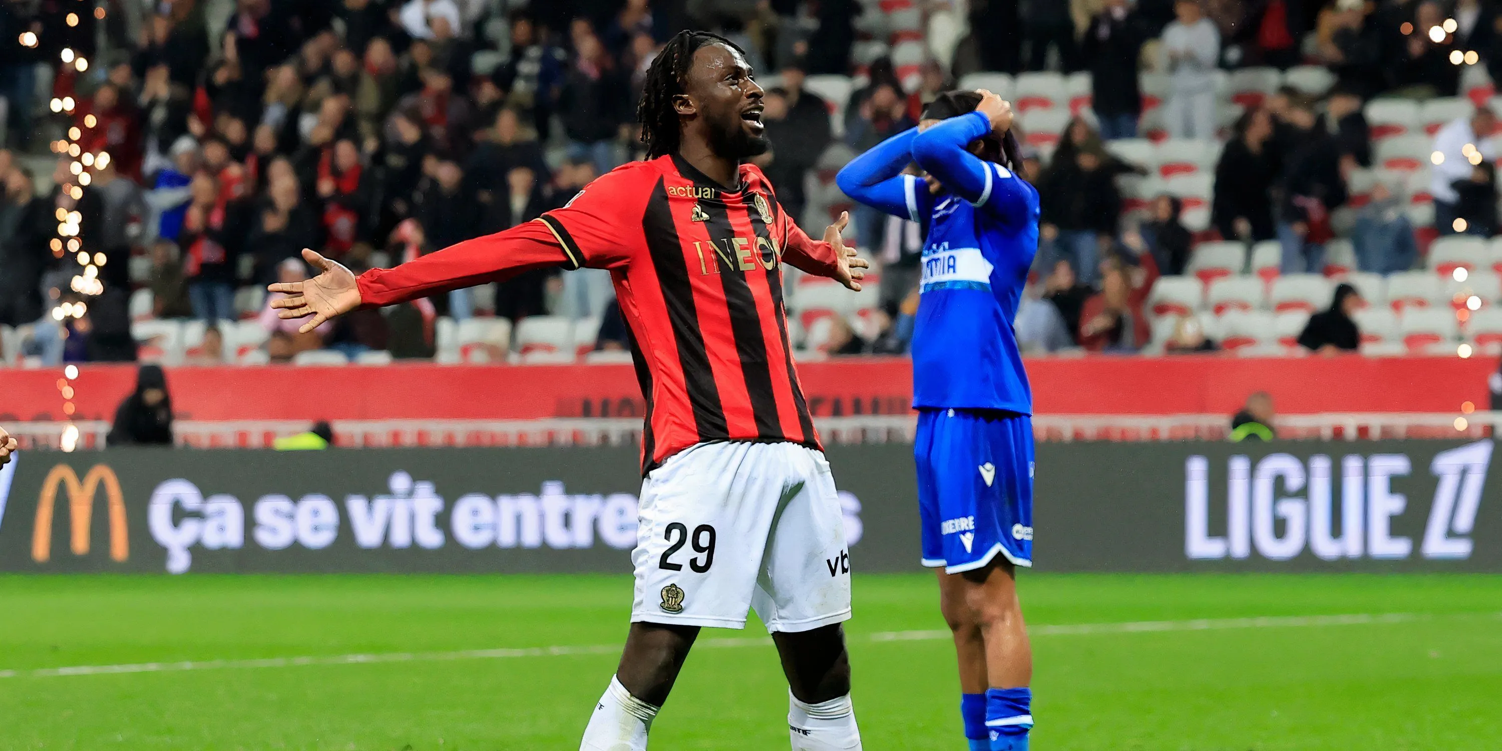 Evann Guessand, cầu thủ đa năng của OGC Nice, mục tiêu chuyển nhượng tiềm năng cho các câu lạc bộ bóng đá Anh.