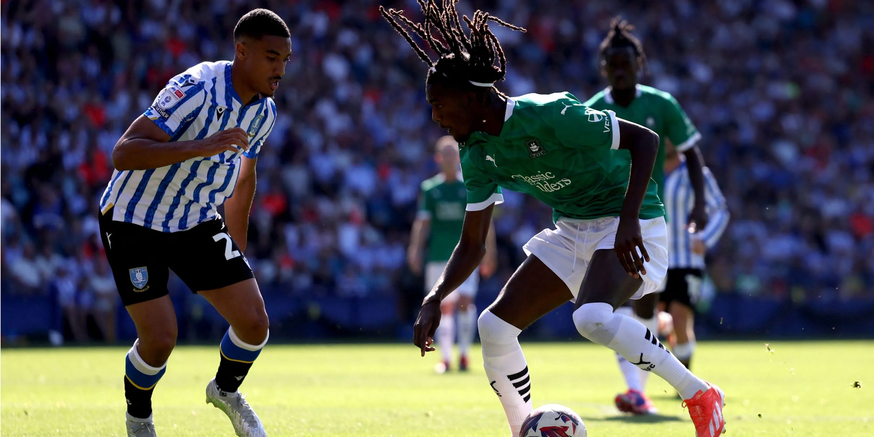 Hậu vệ Akin Famewo của Sheffield Wednesday, một ví dụ điển hình về việc cầu thủ rời đi do vấn đề tài chính của CLB