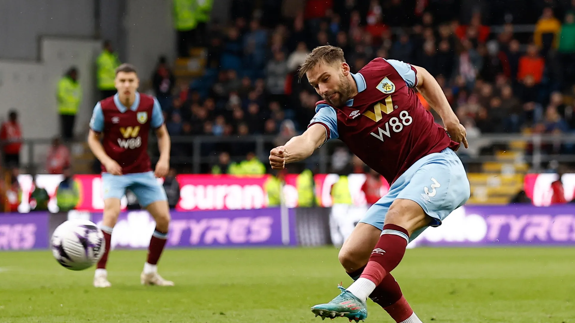 Hậu vệ Charlie Taylor của Southampton, mục tiêu chuyển nhượng của Norwich City, đóng vai trò quan trọng trong các diễn biến bóng đá Anh.