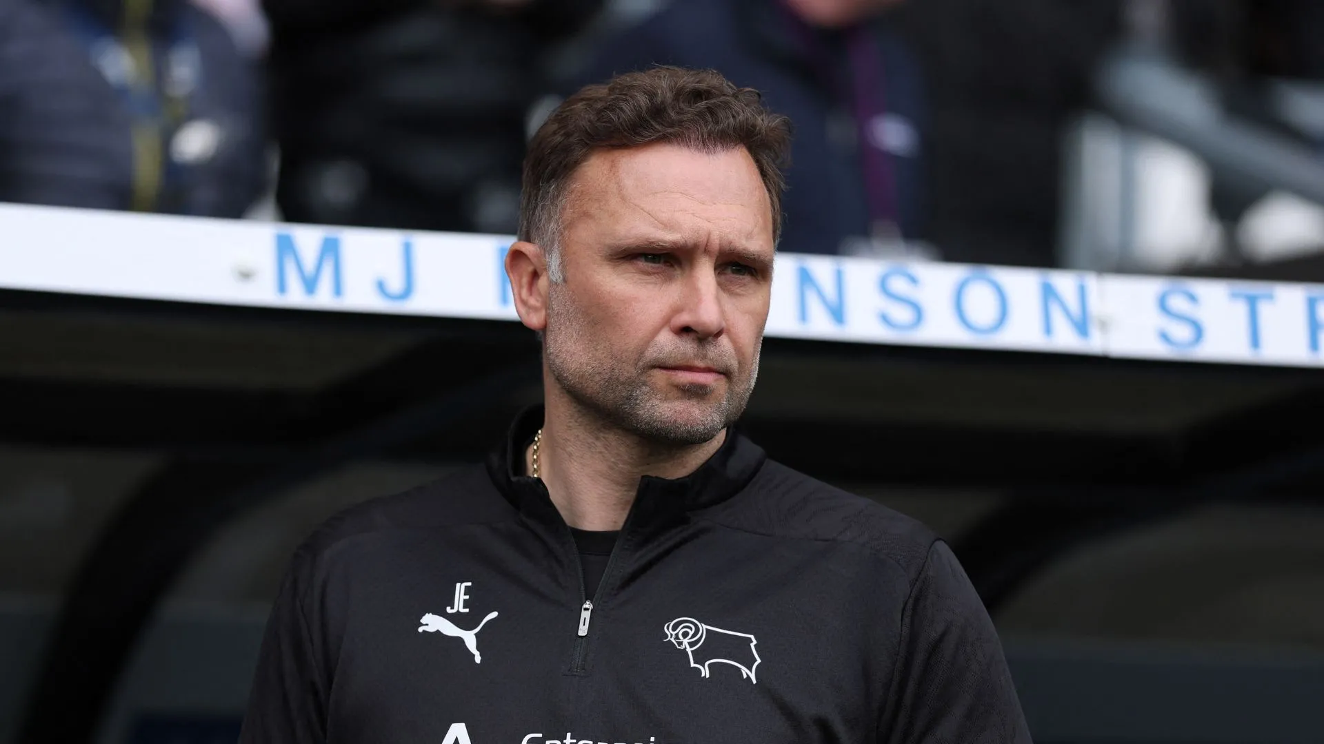 HLV John Eustace của Derby County - Người đại diện cho quyết định chiến lược nhân sự trong bóng đá Anh.