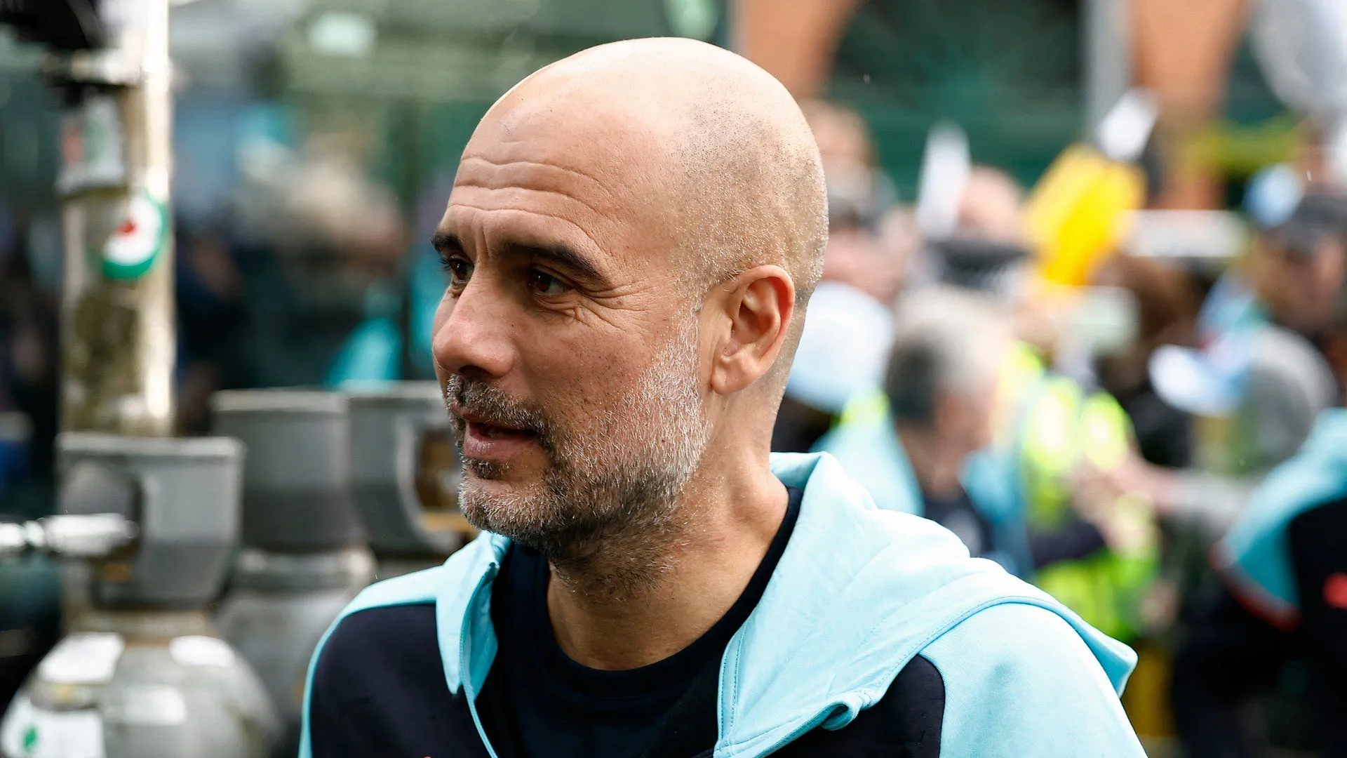 HLV Pep Guardiola của Manchester City, người có mối quan hệ đặc biệt với huấn luyện viên kỳ cựu của bóng đá Anh, Neil Warnock