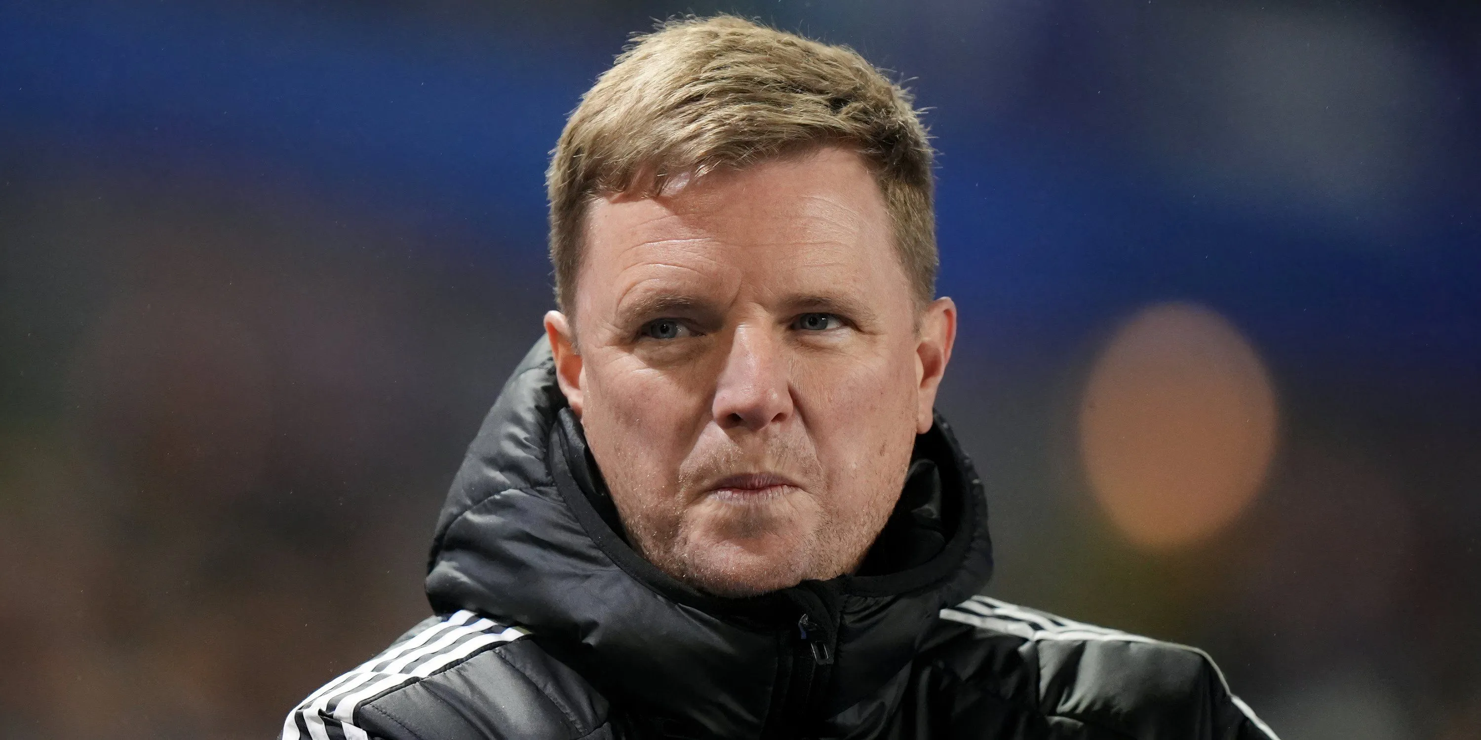 Huấn luyện viên Eddie Howe của Newcastle United trên đường biên, đang theo dõi thị trường chuyển nhượng Ngoại hạng Anh