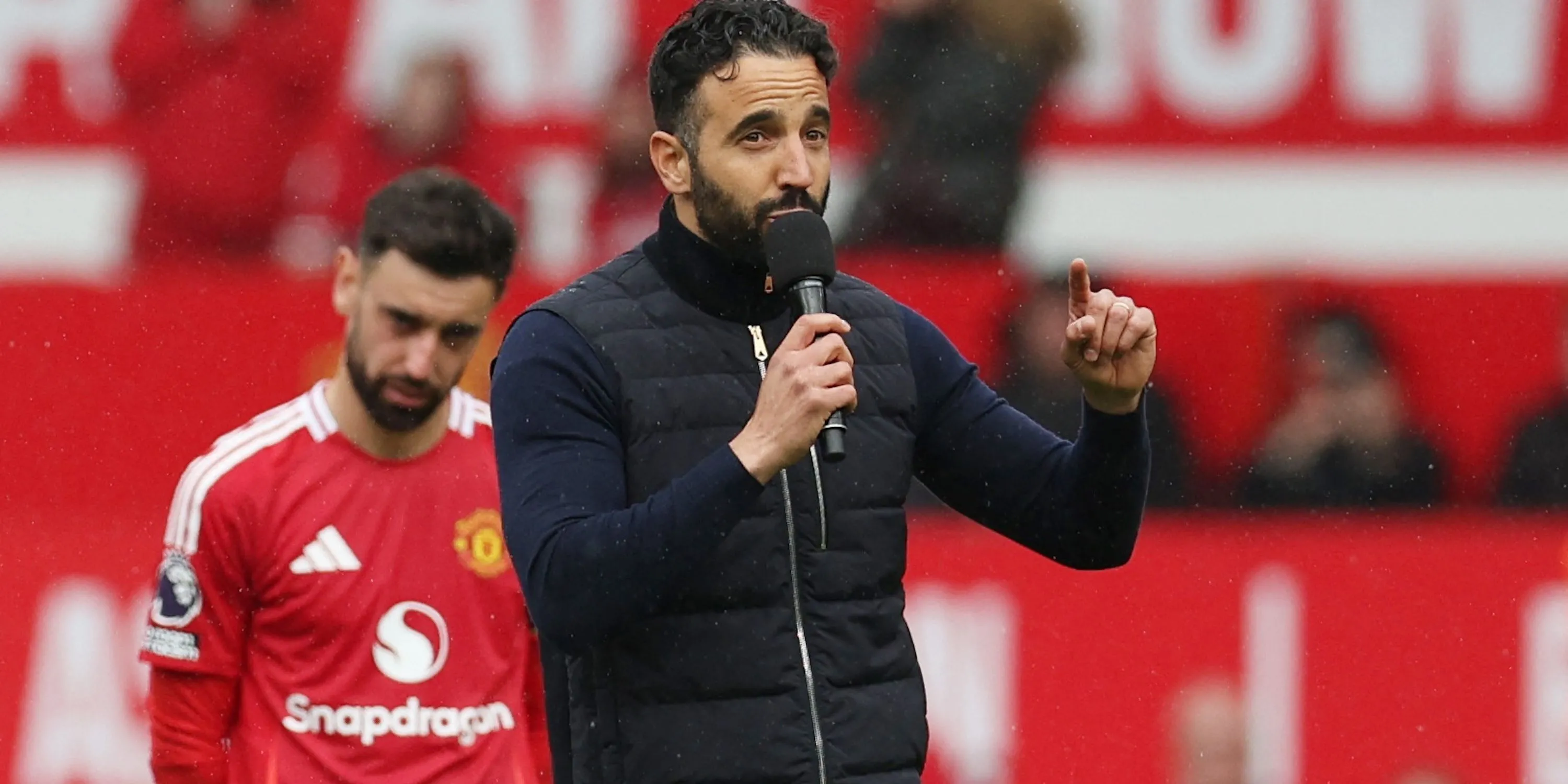 Huấn luyện viên Ruben Amorim chỉ đạo đội bóng Manchester United trong trận giao hữu