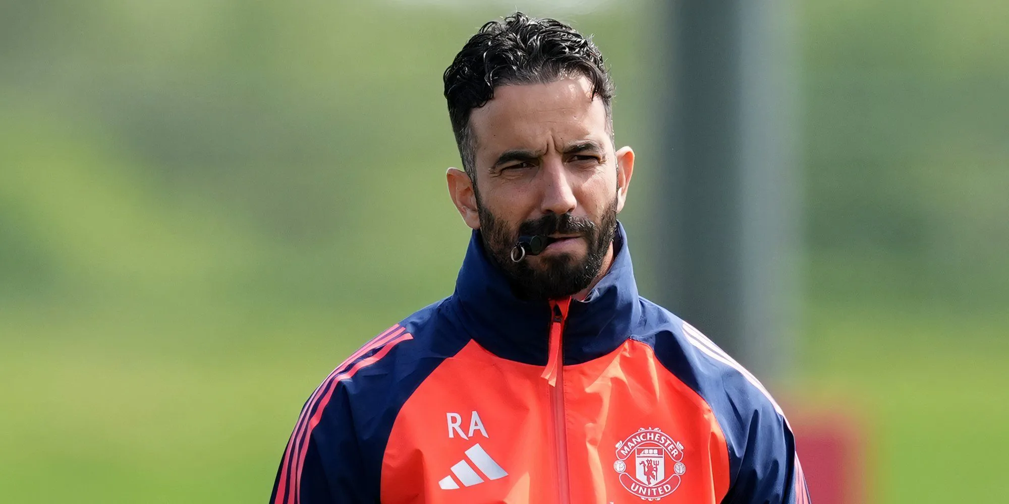 Huấn luyện viên Ruben Amorim, từng được đồn đoán với Manchester United, trong một trận đấu