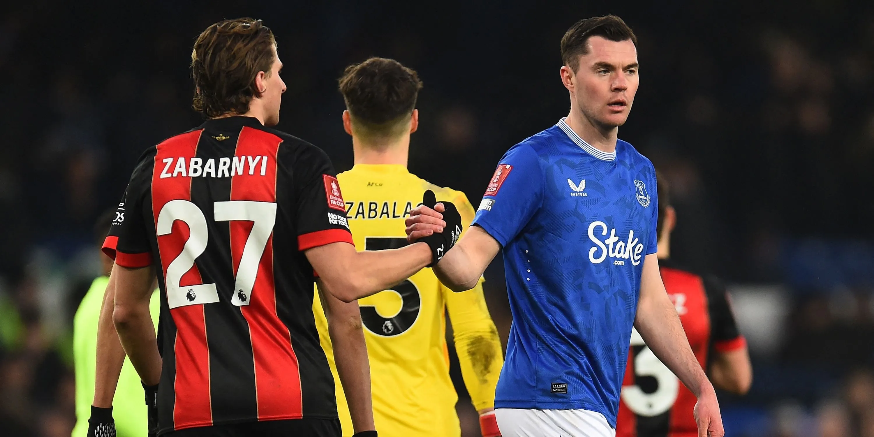Illya Zabarnyi của Bournemouth bắt tay Michael Keane của Everton sau trận đấu tại Ngoại hạng Anh