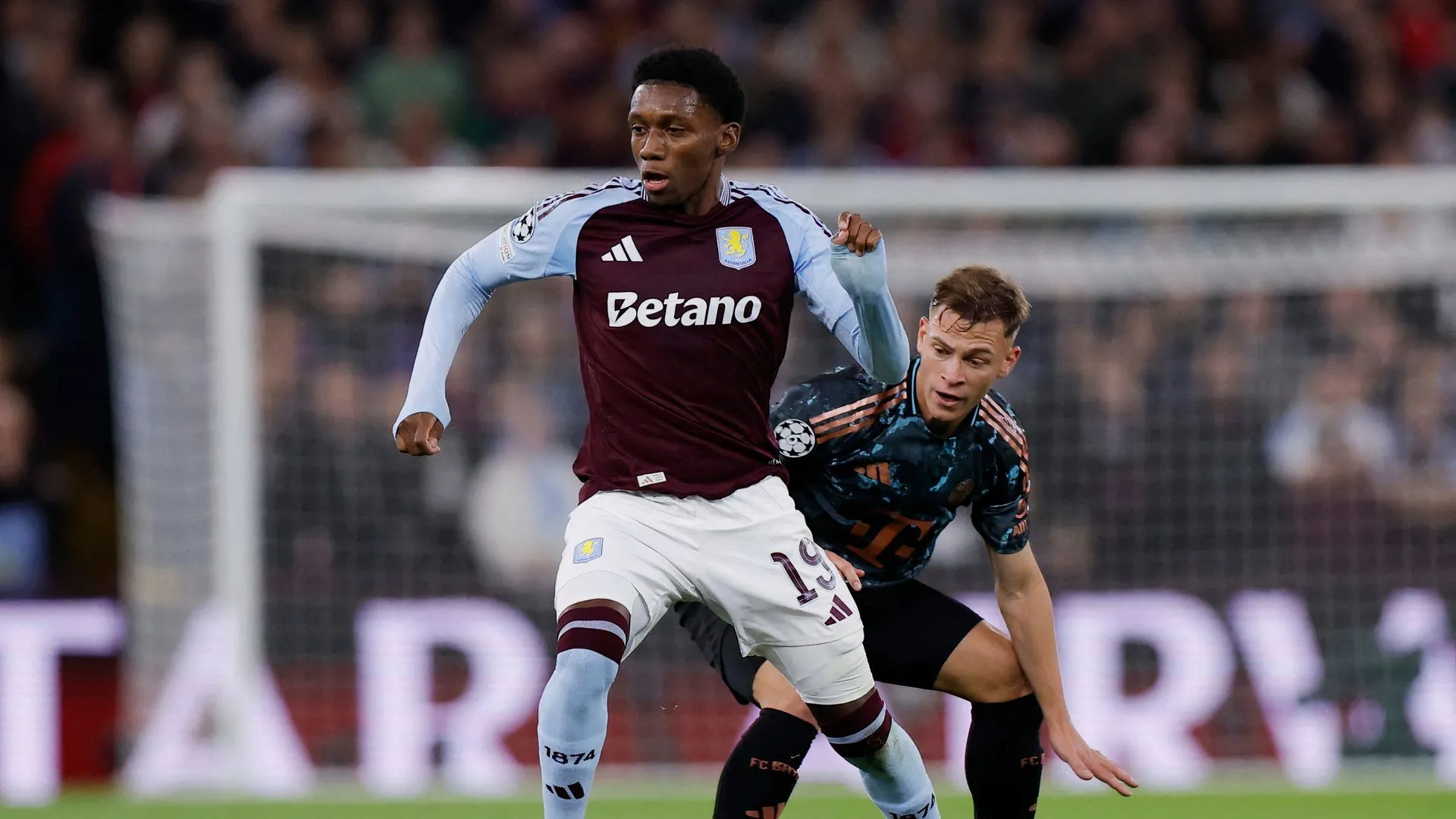 Jaden Philogene trong màu áo Aston Villa, hình ảnh đại diện cho nỗ lực của anh ở Premier League trước khi chuyển đến Ipswich.