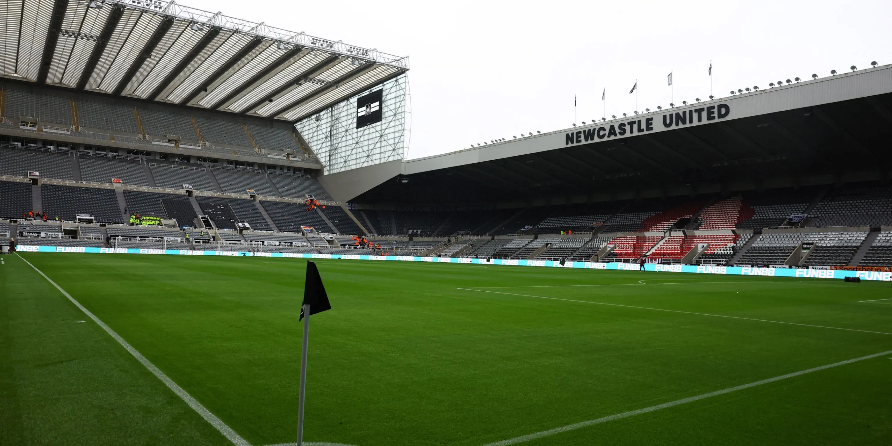 Khung cảnh hoành tráng sân vận động St. James' Park tại trung tâm thành phố Newcastle