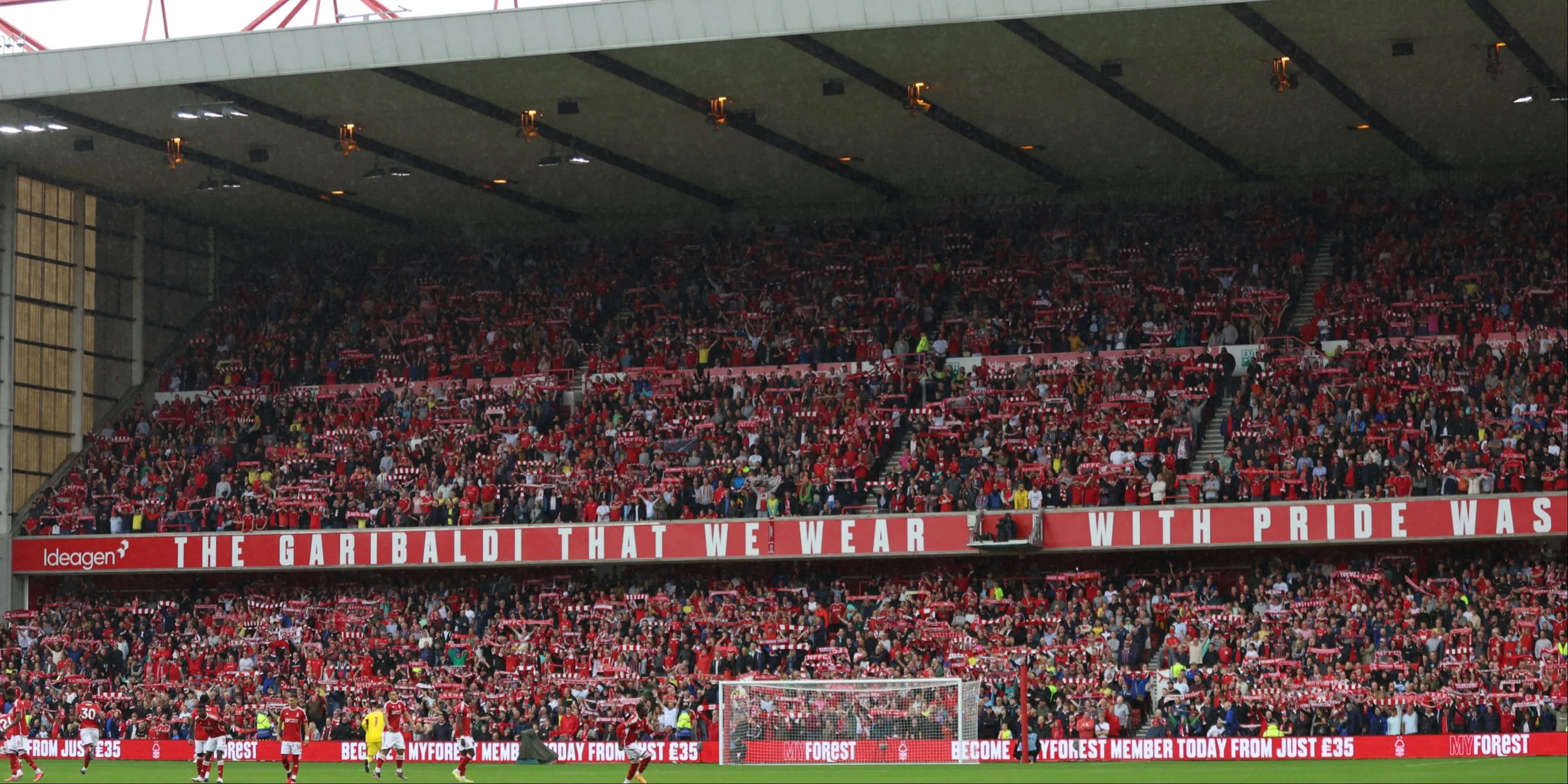 Khung cảnh sân vận động The City Ground của Nottingham Forest bên bờ sông