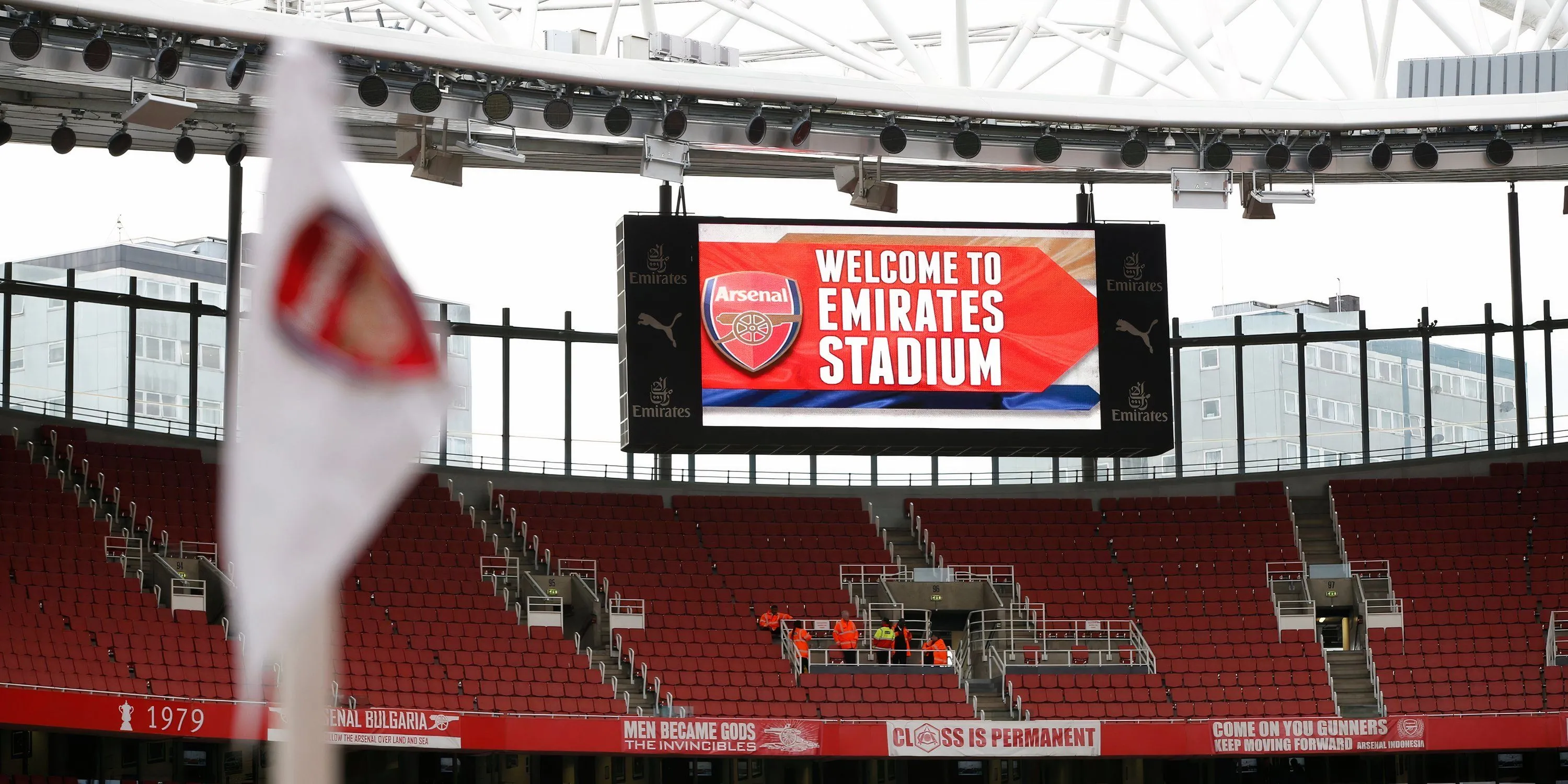 Màn hình lớn chào đón người hâm mộ tại sân vận động Emirates của Arsenal