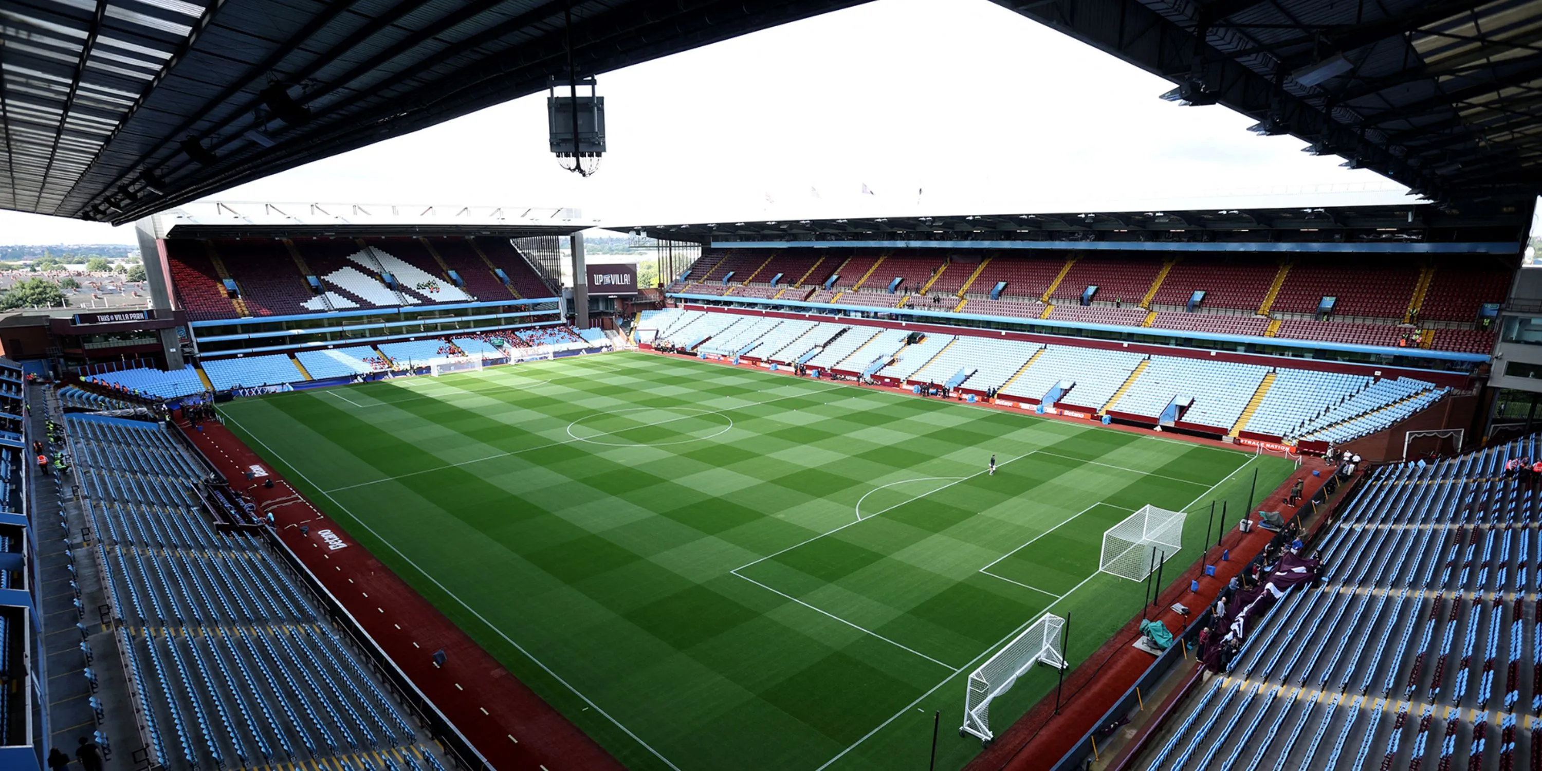 Ngoại cảnh sân vận động Villa Park, sân nhà lịch sử của Aston Villa