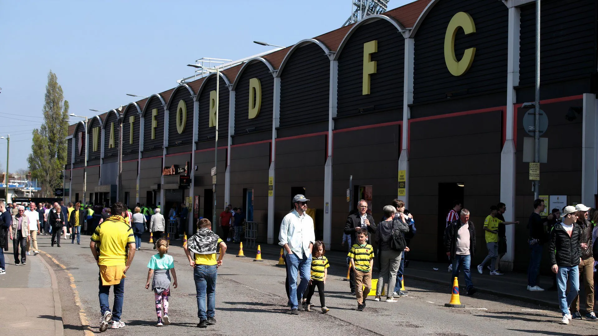 Người hâm mộ Watford cuồng nhiệt bên ngoài sân Vicarage Road trước mùa giải Championship đầy hy vọng