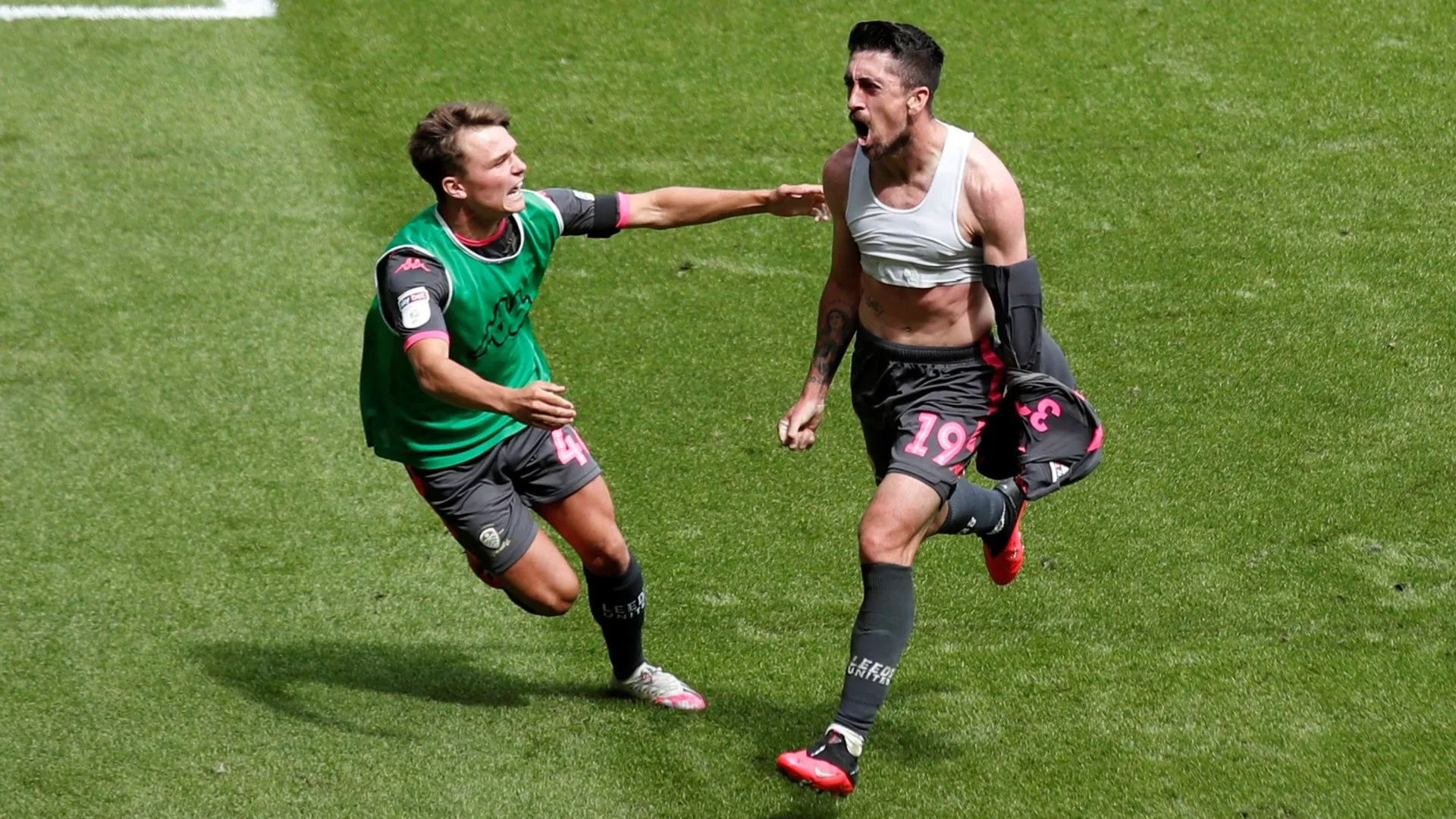 Pablo Hernandez, tiền vệ kiến tạo thiên tài của Leeds United, biểu tượng cho lối chơi tấn công hoa mỹ dưới thời Marcelo Bielsa, người đã dẫn dắt đội thăng hạng Ngoại hạng Anh.