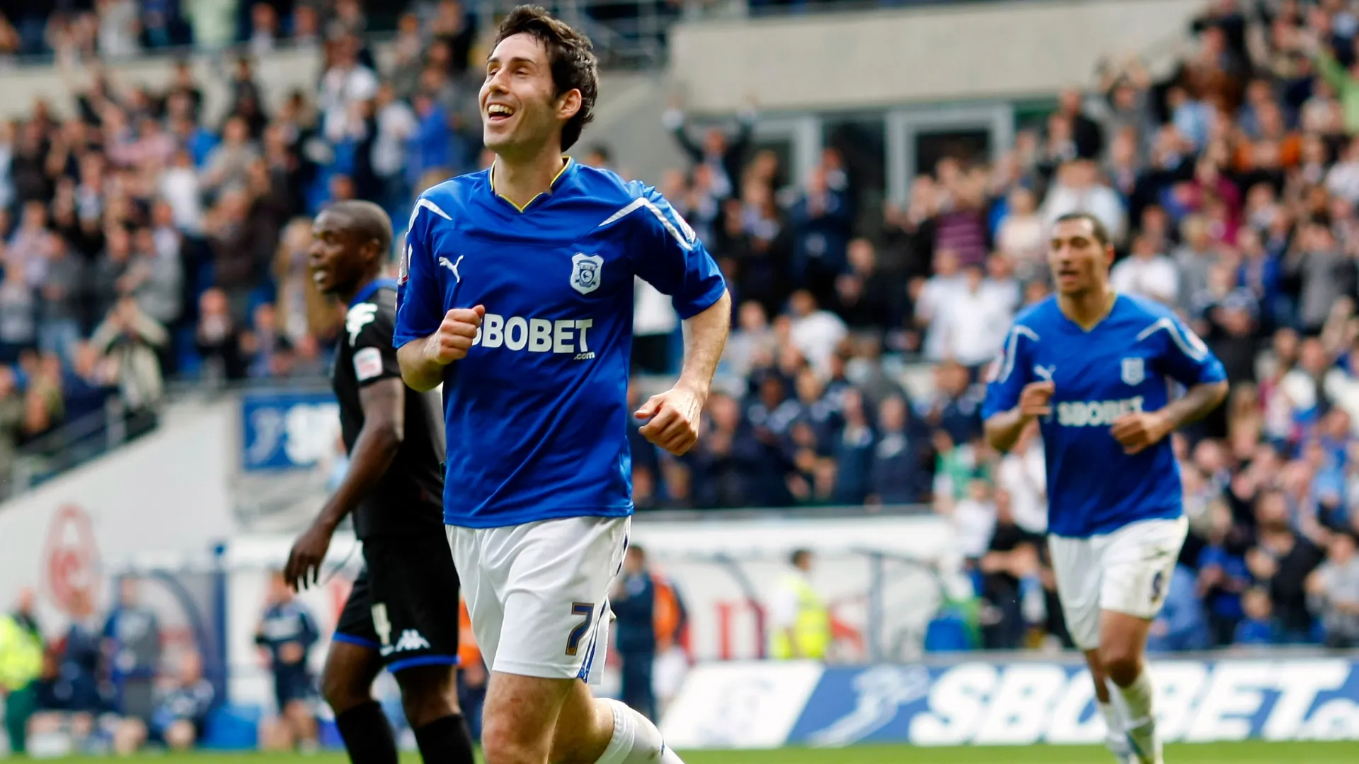 Peter Whittingham, huyền thoại quá cố của Cardiff City, trong một trận đấu, người được mệnh danh là ông hoàng tuyến giữa với khả năng ghi bàn và kiến tạo xuất sắc tại Championship.
