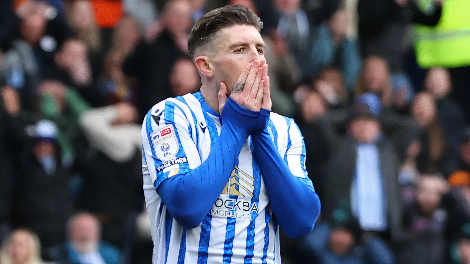Tiền đạo Josh Windass của Sheffield Wednesday, biểu tượng của sự nỗ lực và kinh nghiệm tại các giải đấu bóng đá Anh.