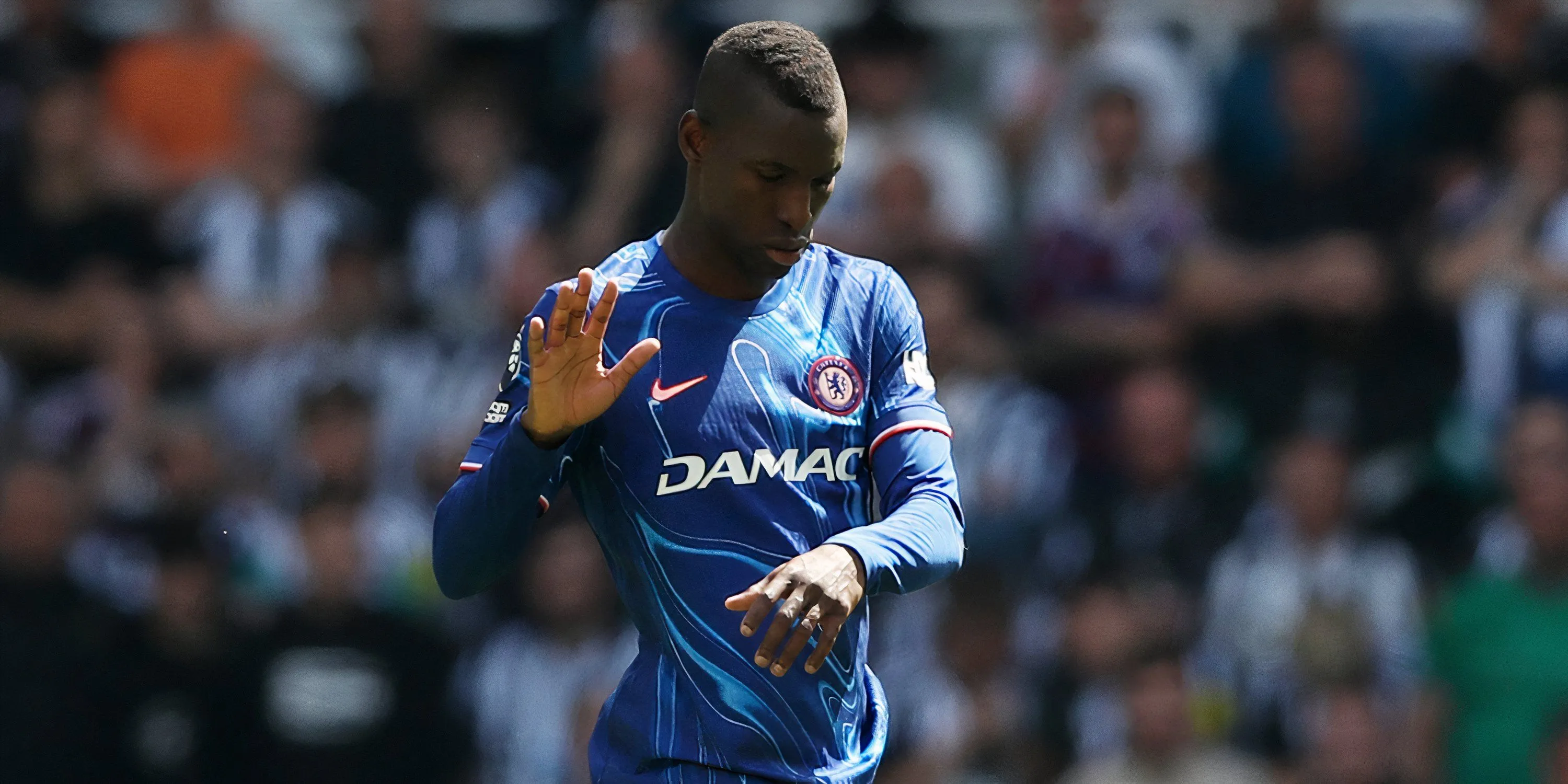 Tiền đạo Nicolas Jackson của Chelsea đang thực hiện pha dứt điểm