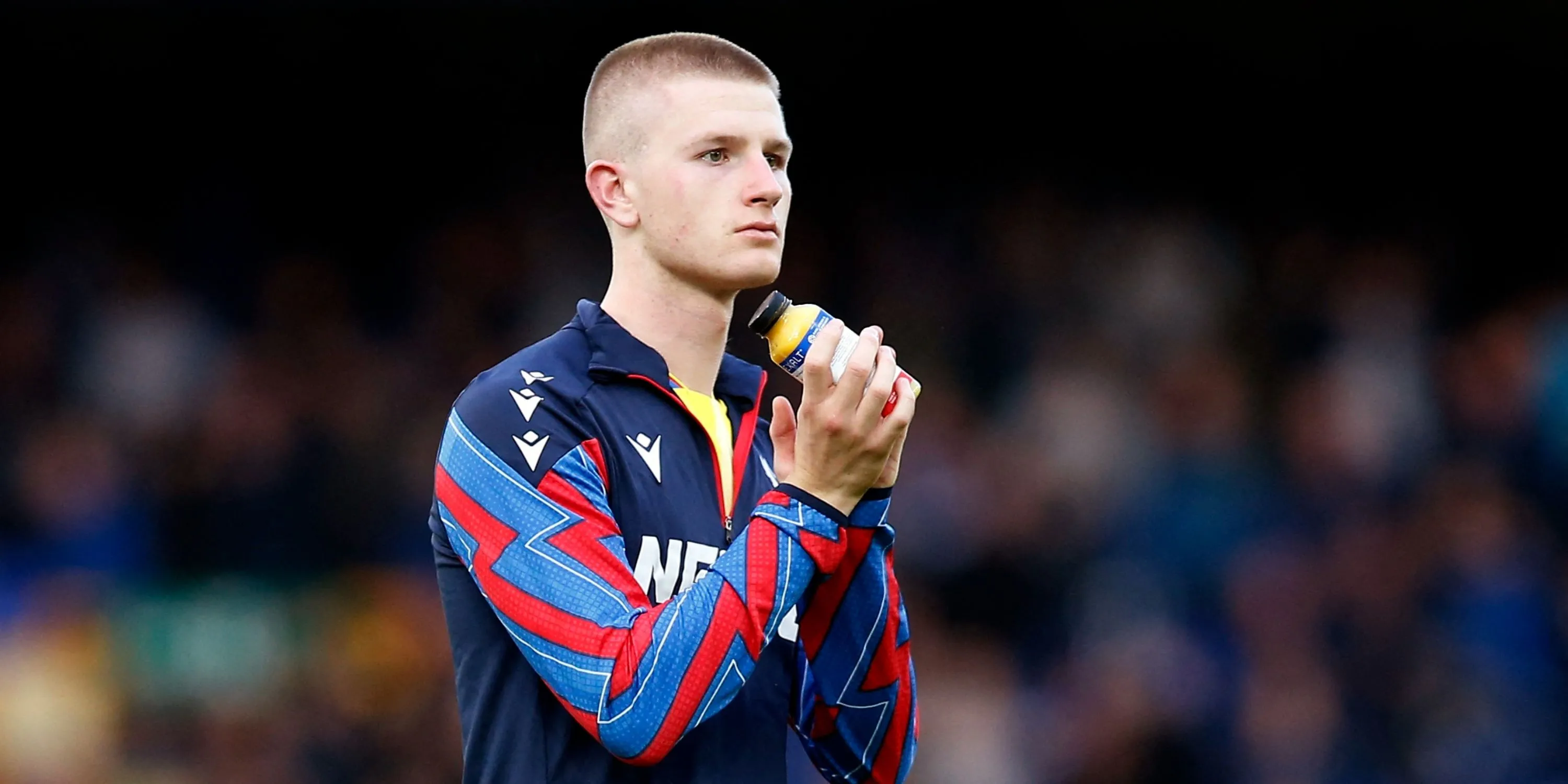 Tiền vệ Adam Wharton thi đấu cho Crystal Palace tại giải bóng đá Ngoại hạng Anh
