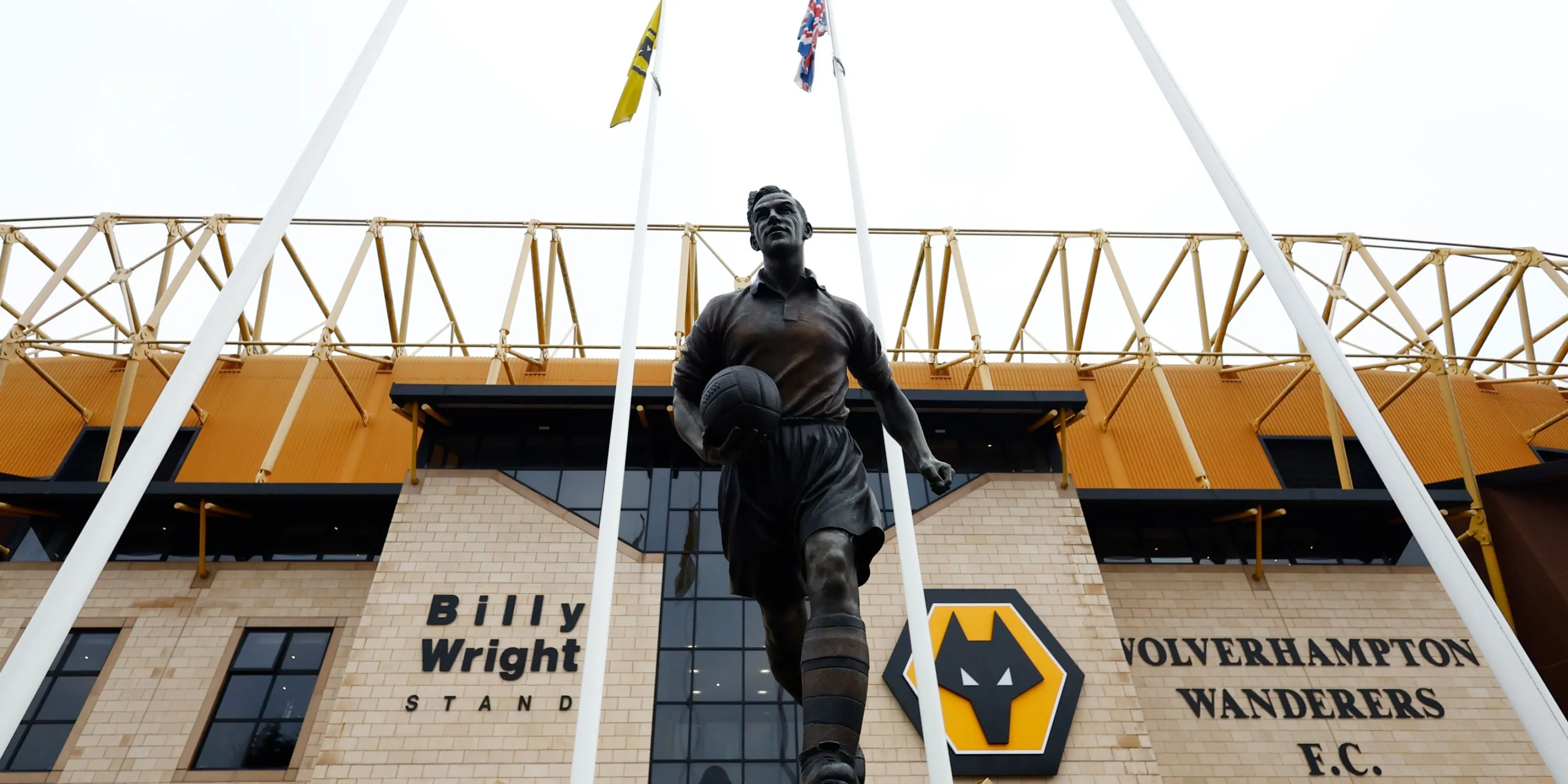 Toàn cảnh sân vận động Molineux của Wolverhampton Wanderers với khán đài rực rỡ